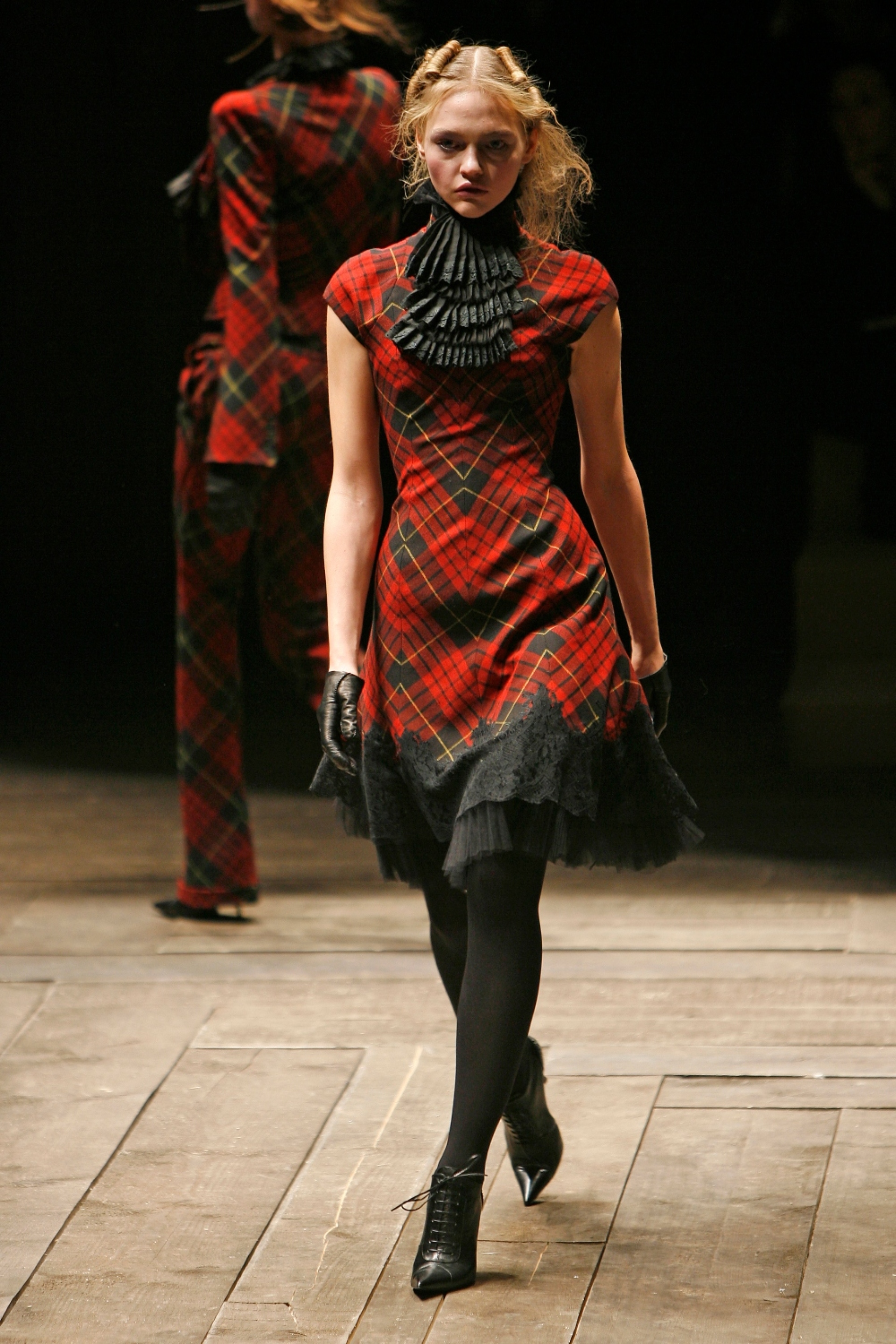 Δημιουργία ΜακΚουίν σε πασαρέλα FW 2006