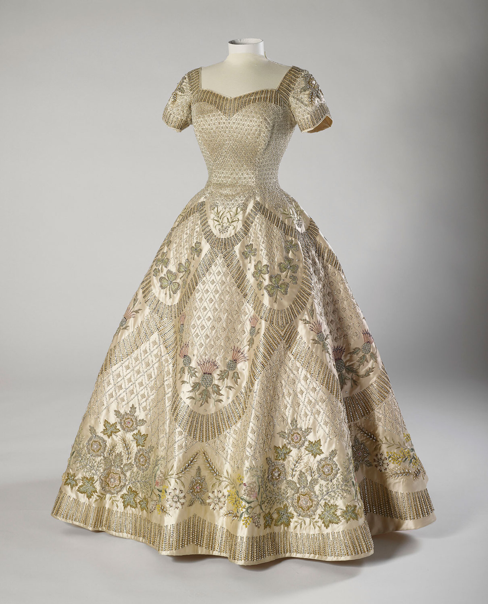 Το φόρεμα της ενθρόνισής της ως βασίλισσας, σχεδιασμένο από τον Νόρμαν Χάρτνελ, 1953. © Royal Collection Enterprises Limited 2025 | Royal Collection Trust.  