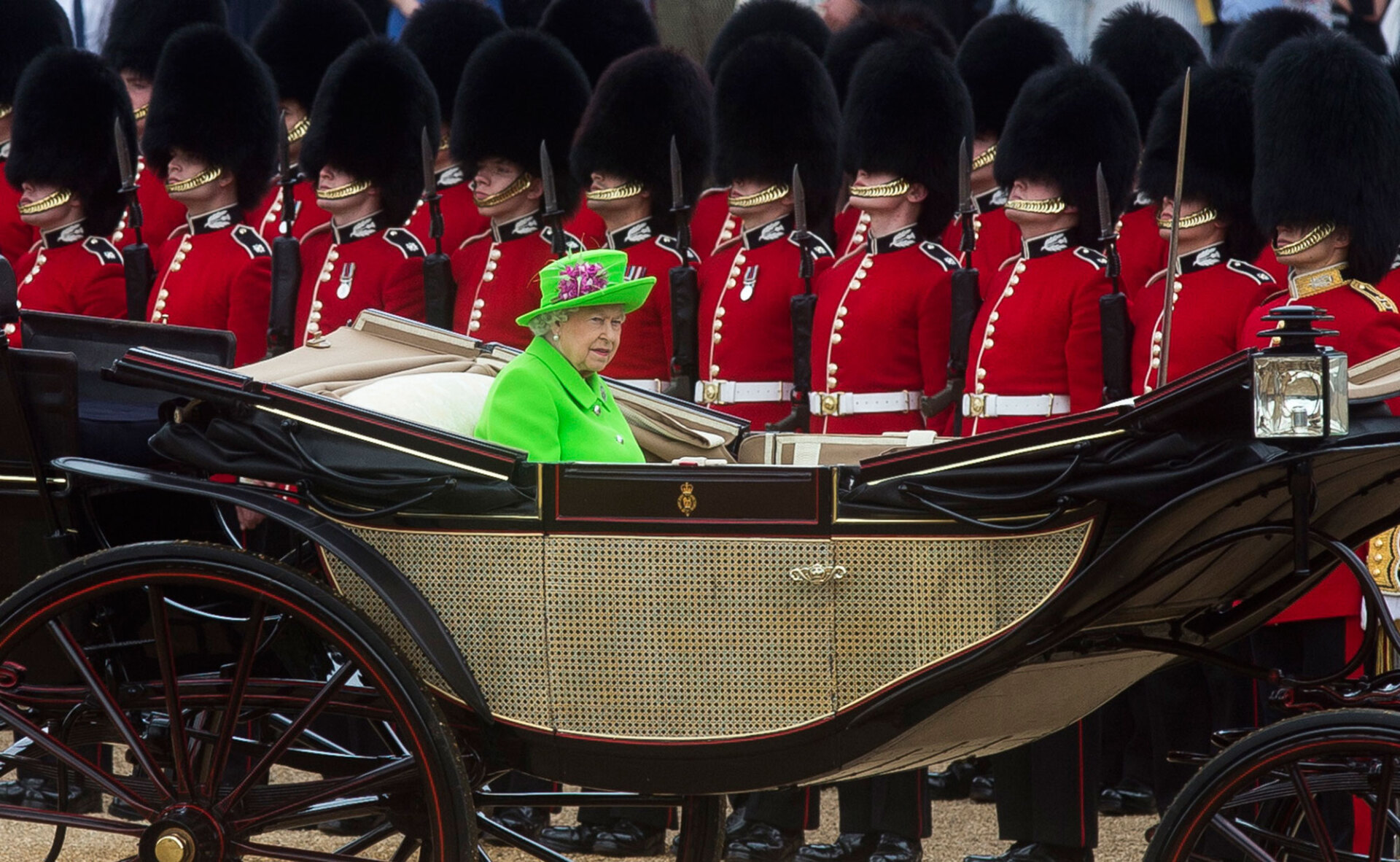 Μοντέρνα βασίλισσα: Η διπλωματία και το χρώμα ως πολιτική