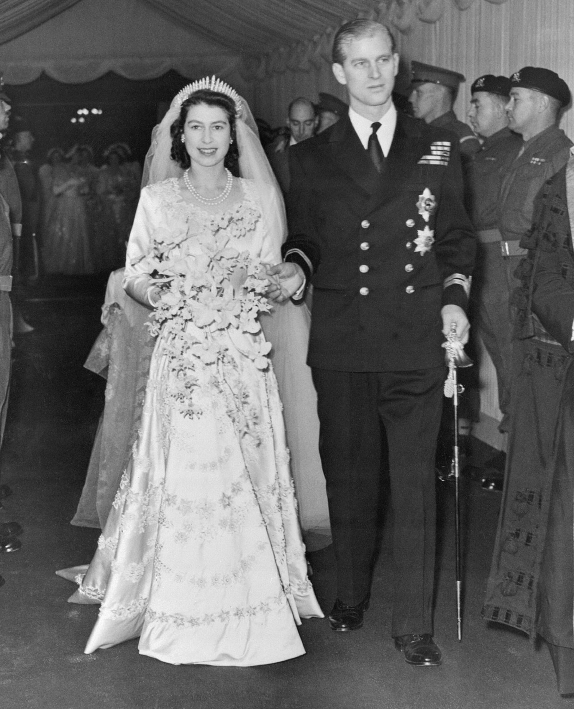 H πριγκίπισσα Ελισάβετ και ο πρίγκιπας Φίλιππος, λίγο μετά τον γάμο τους, έξω από το Αββαείο του Γουέστμινστερ, Νοέμβριος 1947 © Bettmann/Getty Images