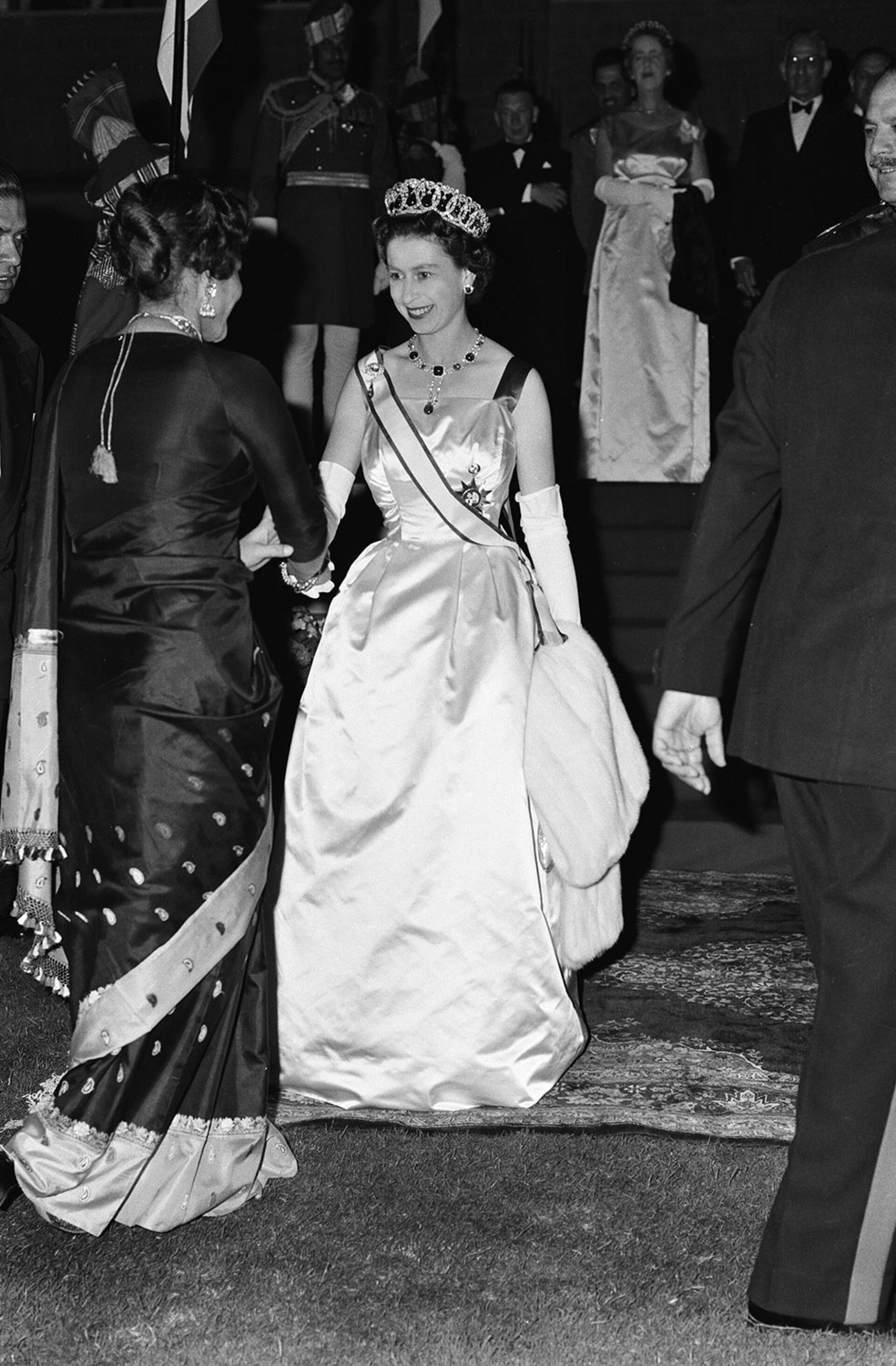 Από τη βασιλική περιοδεία της Ελισάβετ Β΄ και του πρίγκιπα Φιλίππου στο Πακιστάν και στην Ινδία, το 1961. Εδώ σε επίσημο δείπνο στο Καράτσι. © Terry Fincher/Mirrorpix via Getty Images