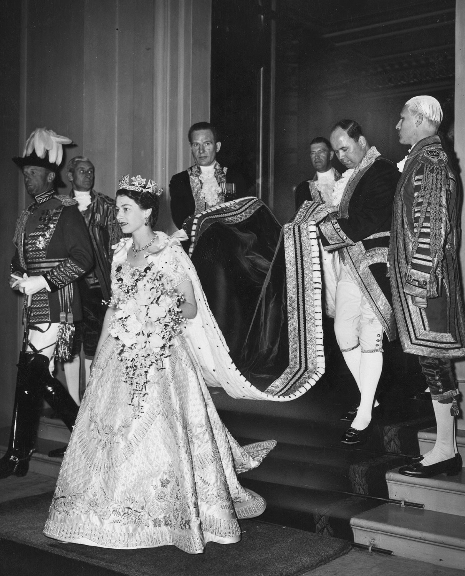 Η Ελισάβετ φεύγει από το παλάτι του Μπάκιγχαμ για την τελετή της ενθρόνισής της στο Αββαείο του Γουέστμινστερ, 2 Ιουνίου 1953 © Monty Fresco/Topical Press Agency/Hulton Archive/Getty Images
