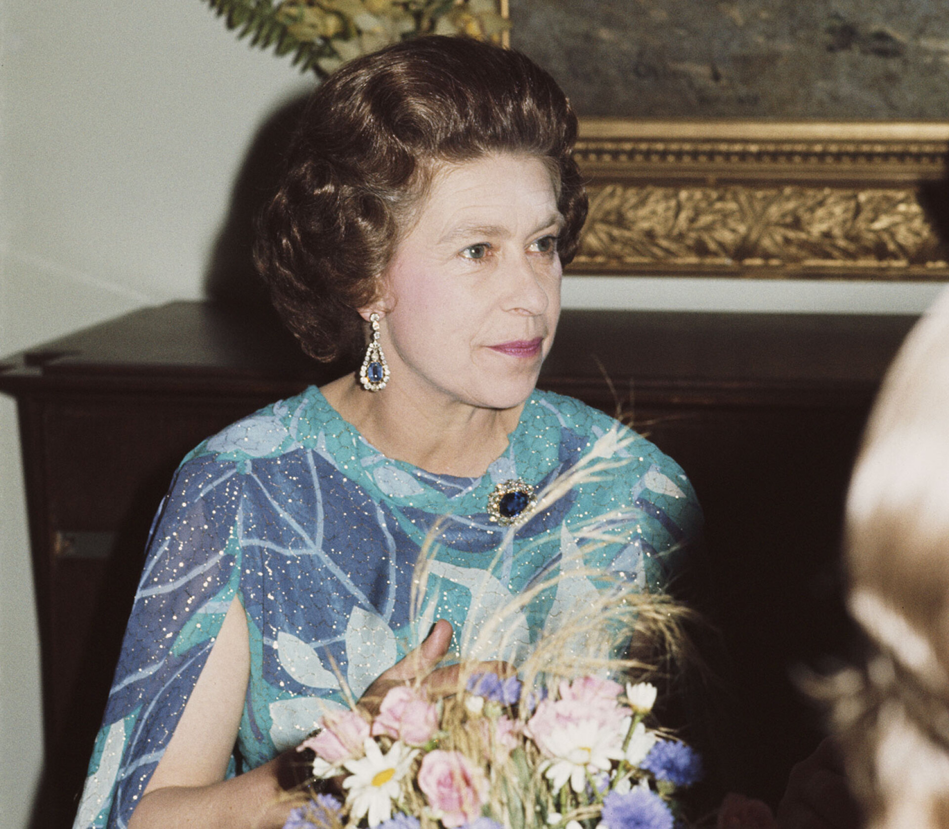 H βασίλισσα Ελισάβετ Β΄ σε επίσημο δείπνο με φόρεμα του Ίαν Τόμας, 1978  © Serge Lemoine/Getty Images