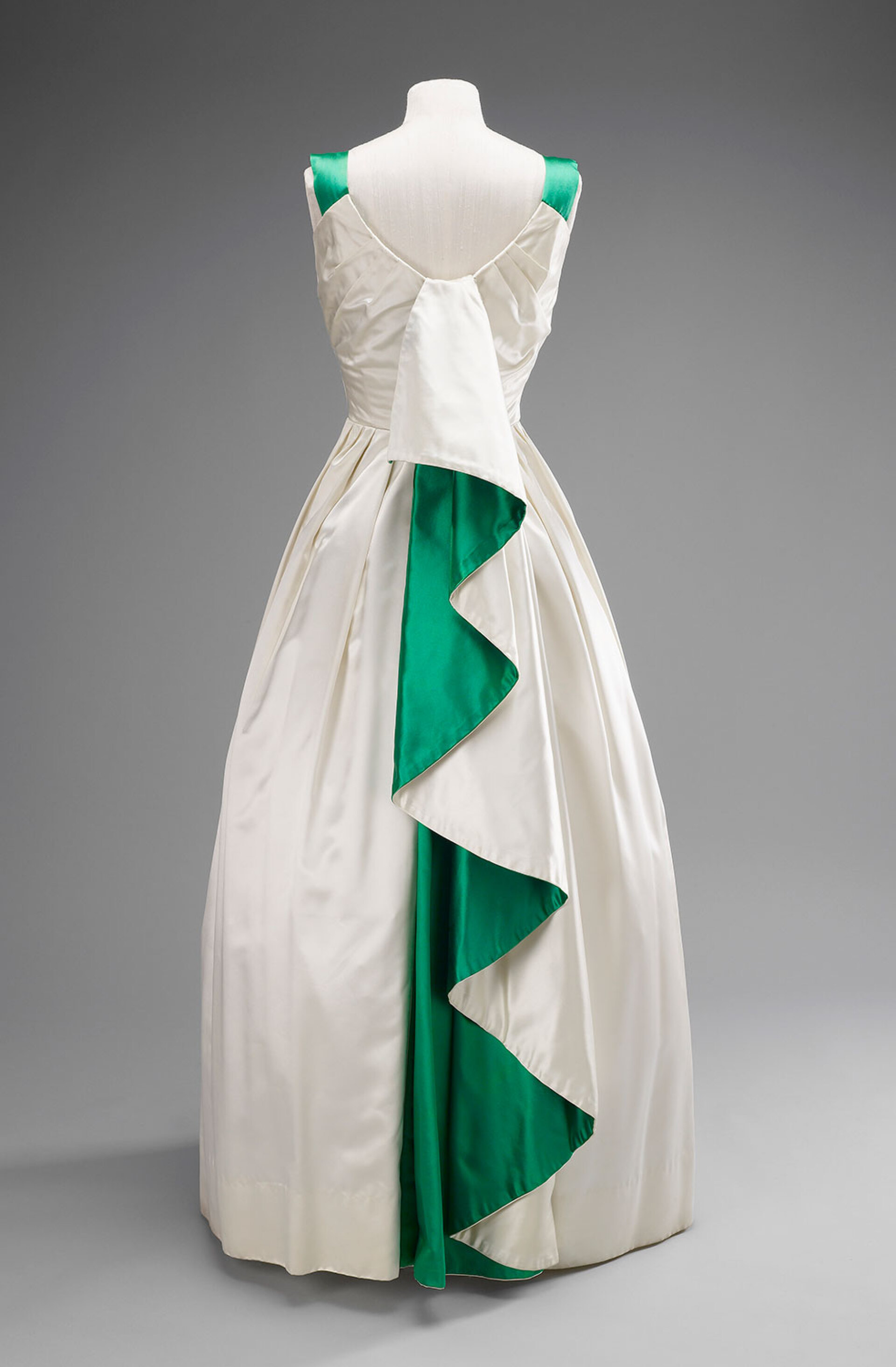 Βραδινό φόρεμα του Νόρμαν Χάρτνελ, 1961. © Royal Collection Enterprises Limited 2025 | Royal Collection Trust.