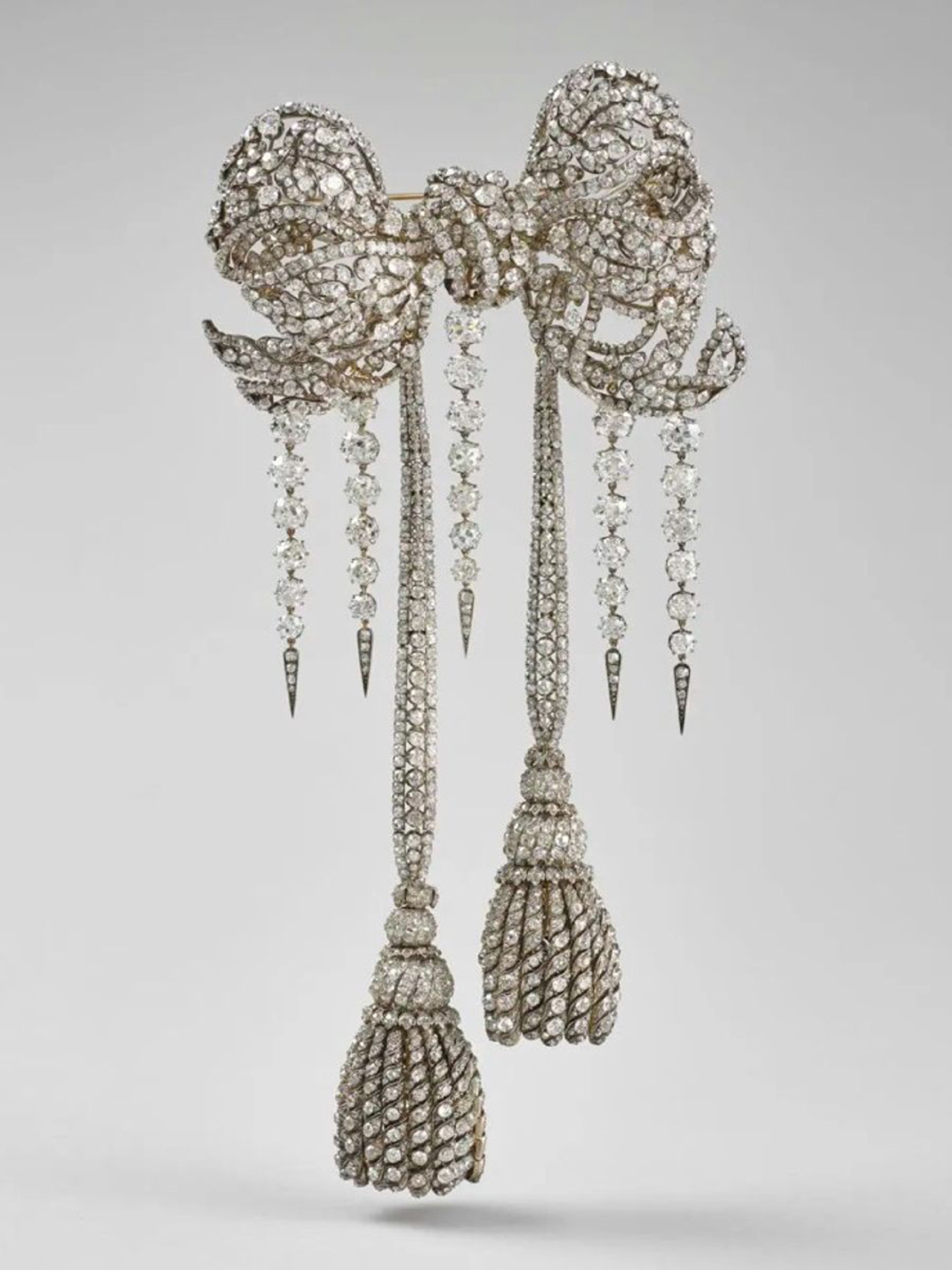 Η μεγάλη καρφίτσα-φιόγκος (κορδέλα για το μπούστο) της Αυτοκράτειρας Ευγενίας