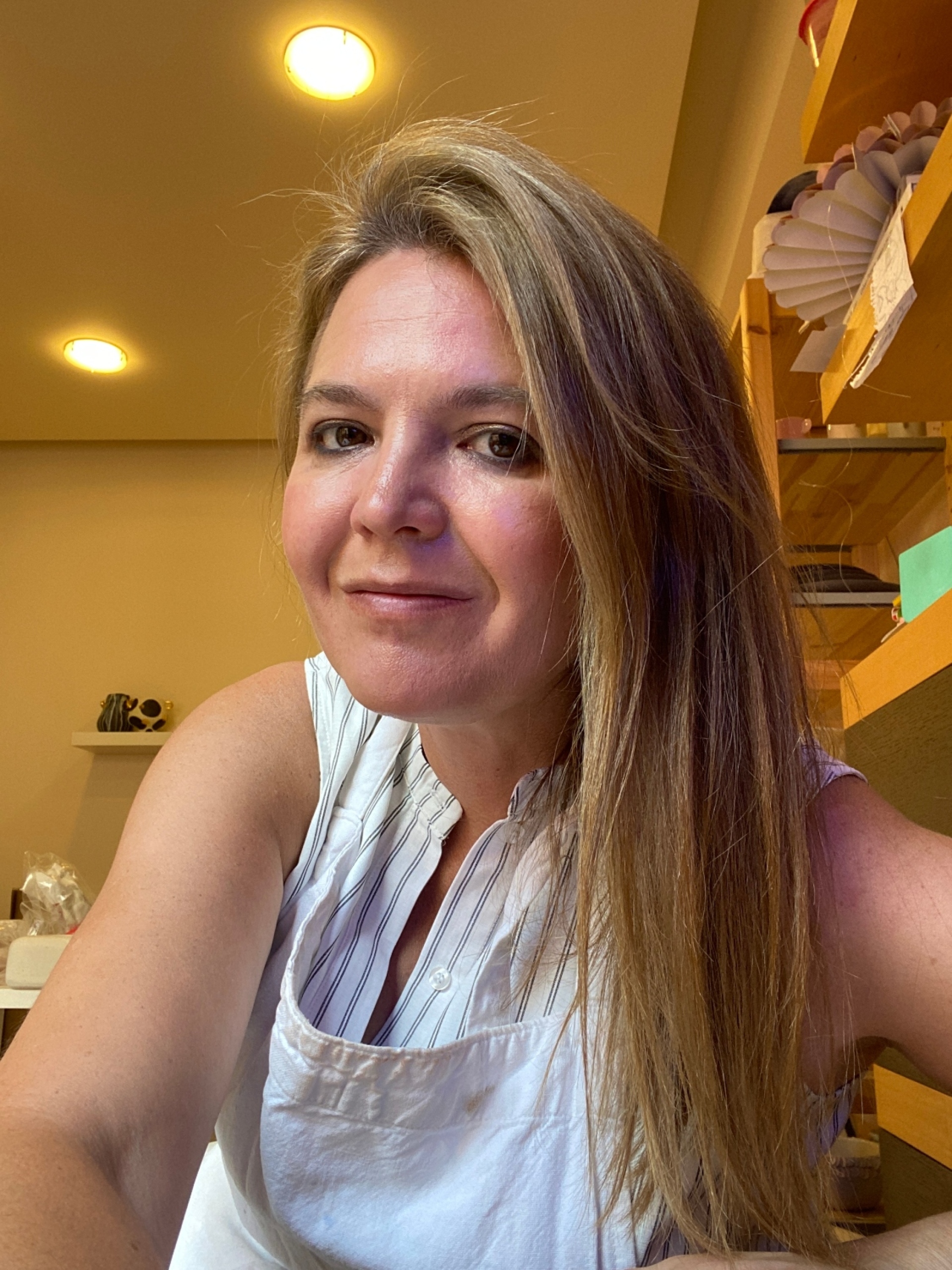 H Εύη Λουκά, δημιουργός του στούντιο κεραμικής Urban Potter