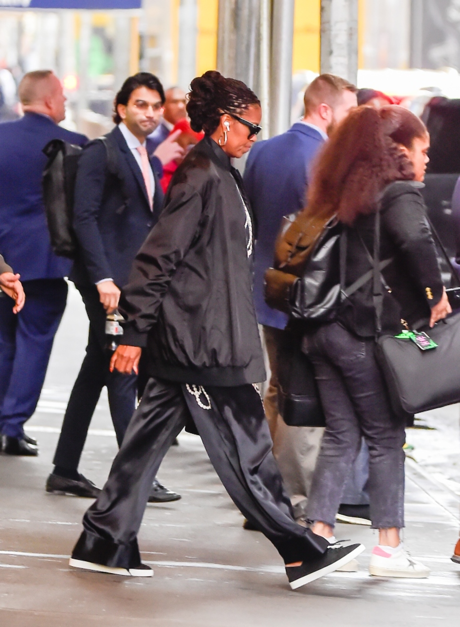 H Μισέλ Ομπάμα με jumpsuit  έξω από το CBS Studio, στις 20 Απριλίου 2023 στη Νέα Υόρκη © Raymond Hall/GC Images