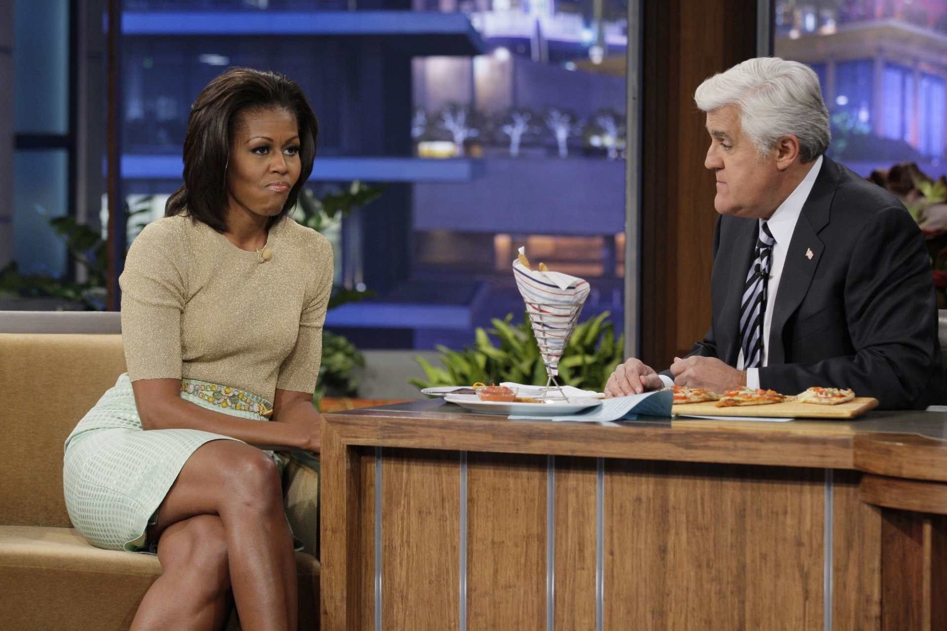 Η Μισέλ Ομπάμα ήθελε ο κόσμος να νιώθει ότι μπορεί να ταυτιστεί μαζί της, όχι ότι είναι μια μακρινή φιγούρα. Γι’ αυτό συχνά επέλεγε προσιτά brand ρούχων © Stacie McChesney/NBC/NBCU Photo Bank