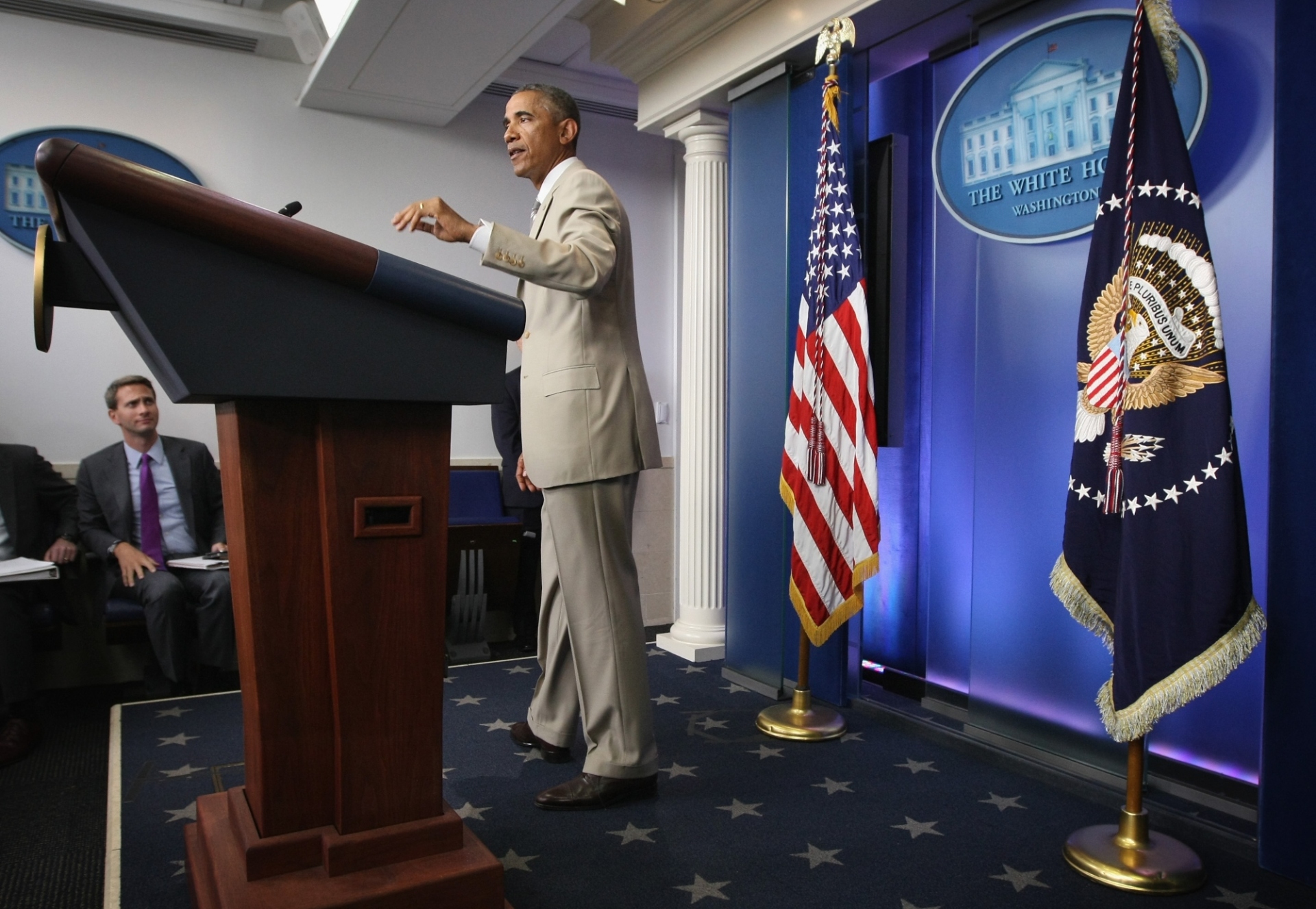 Tο μπεζ κοστούμι του Μπάρακ Ομπάμα χαρακτηρίστηκε «μη προεδρικό» το 2014. © Alex Wong/Getty Images