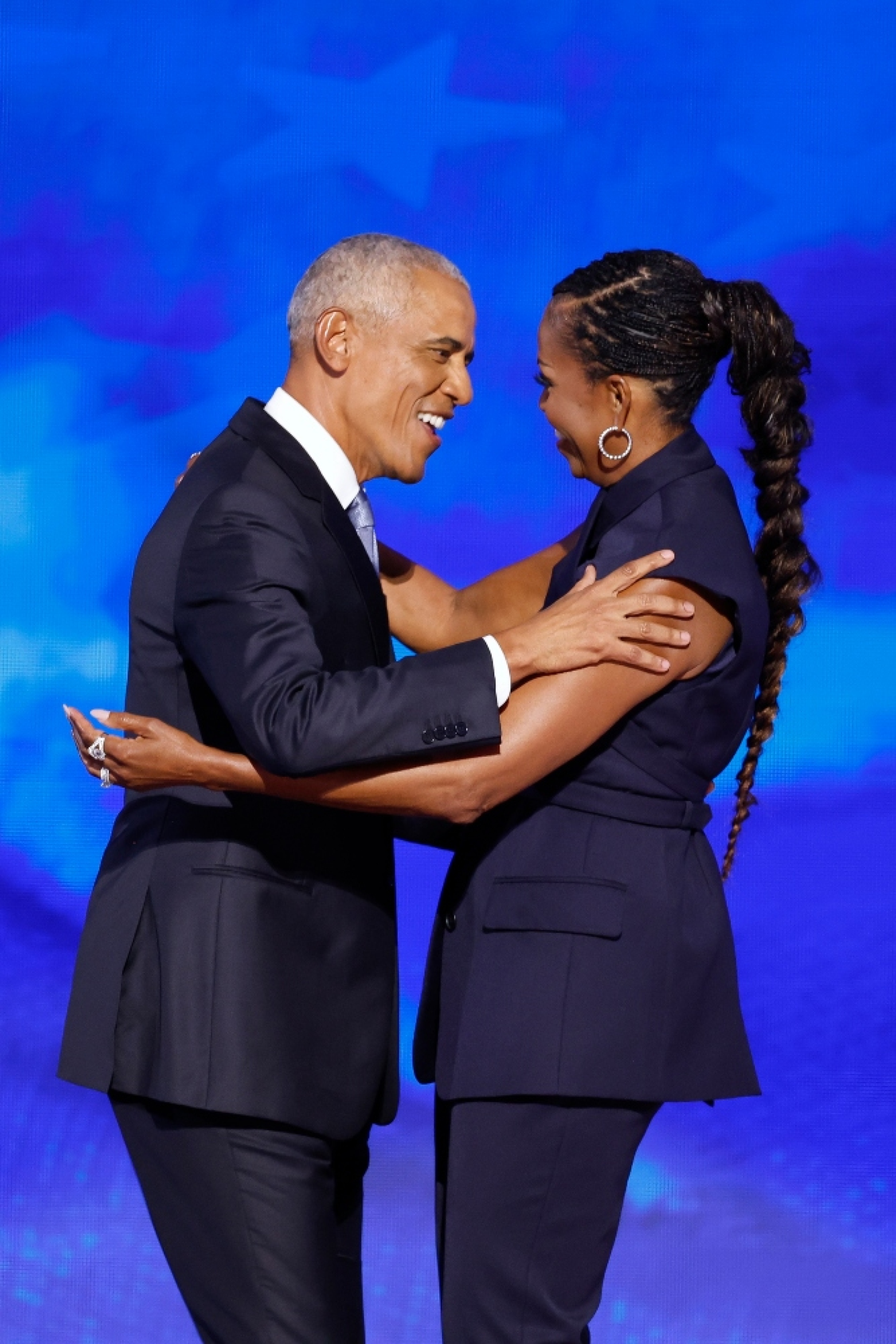 Η Μισέλ Ομπάμα δεν δίστασε έτσι να εμφανιστεί δημοσίως με πλεξούδες – κάτι που όσο ήταν Πρώτη Κυρία θεωρούσε «απαγορευμένο» © EPA/CAROLINE BREHMAN