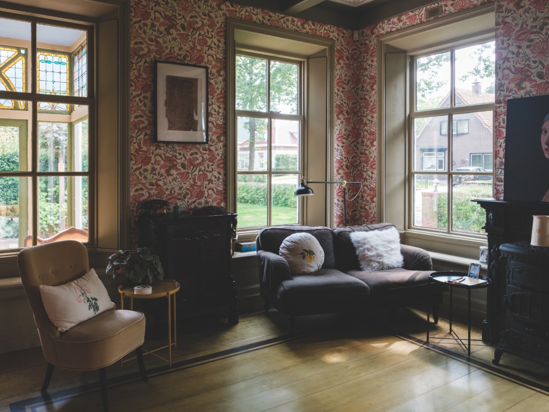 Ταπετσαρίες στον τοίχο αλλά και στο ταβάνι 