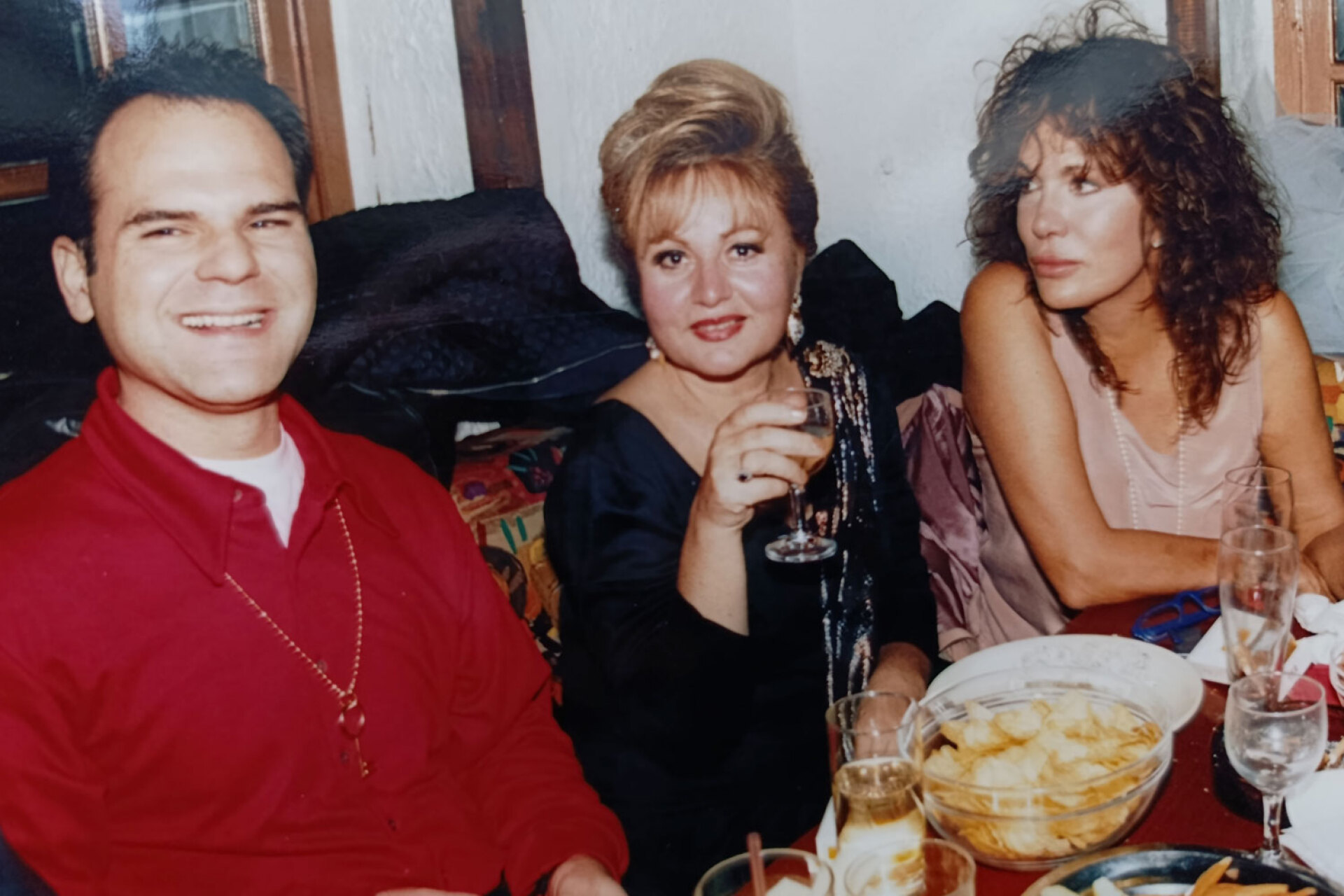 O δημοσιογράφος και αστρολόγος Γιώργος Πανόπουλος με την αστρολόγο Βίκυ Παγιατάκη και τη Μαίρη Χρονοπούλου | Bar Rolls, 1991