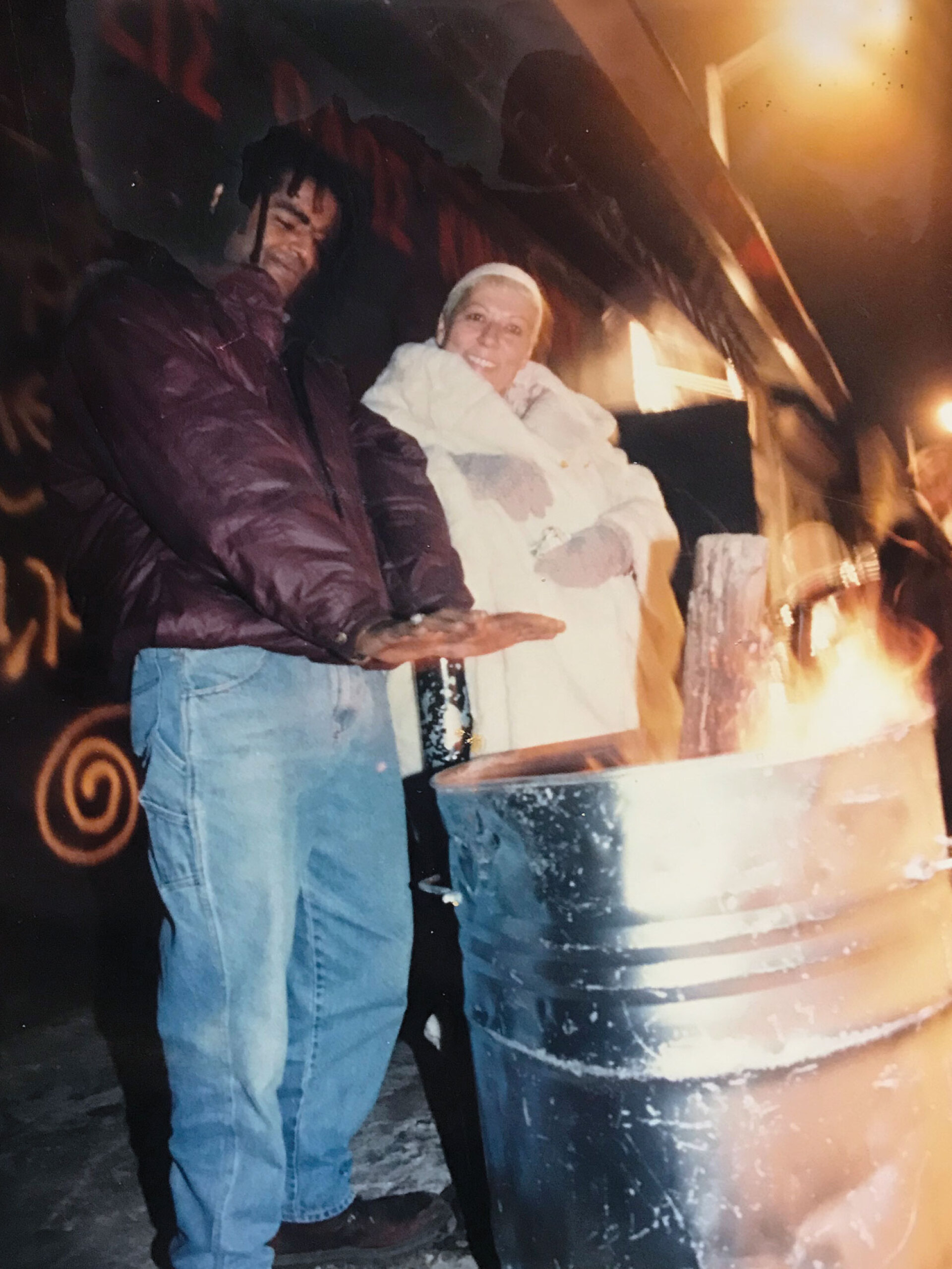 Νοέμβριος 1994 | H θρυλική Κατερίνα Θεοδωρίδου, η «πόρτα» του κλάμπ «Άτομο»