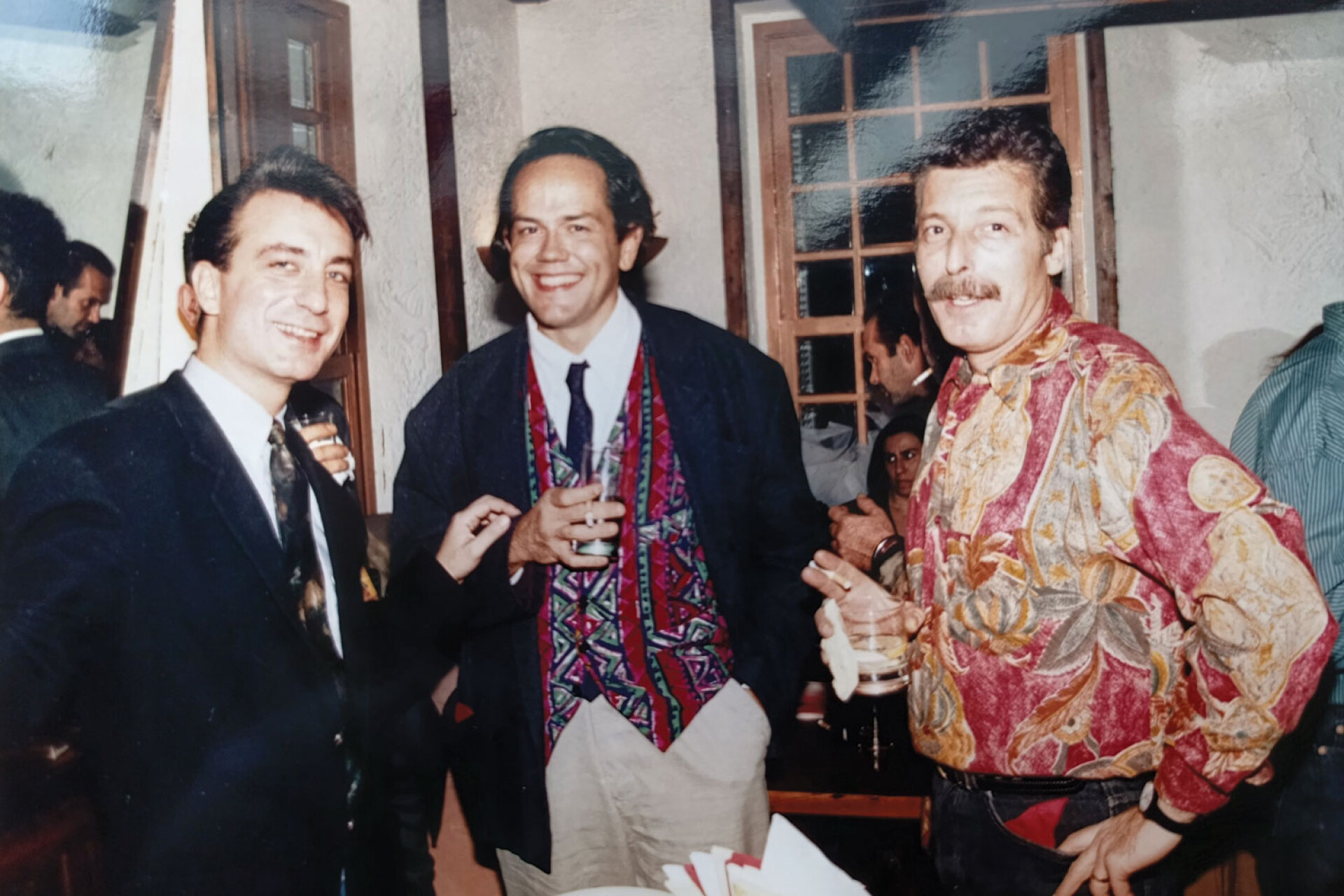 Οι εικαστικοί Βασίλης Καρακατσάνης και Παντελής Μελισσηνός με τον ιδιοκτήτη του Graffity Γιώργο Σταυριανό