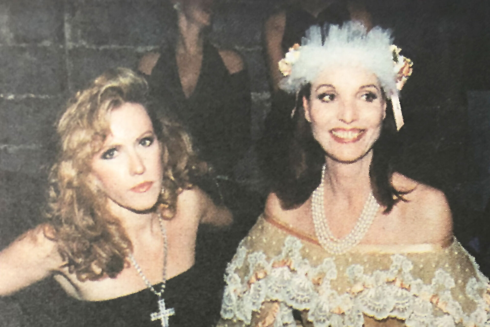 Στο «Άτομο», στο μασκέ πάρτι του Ντίμη Κρίτσα, η Ελένη Κόκκαλη και η Έλσα Μαρτινέλι με φόρεμα αντίκα του Βισκόντι στα 90s