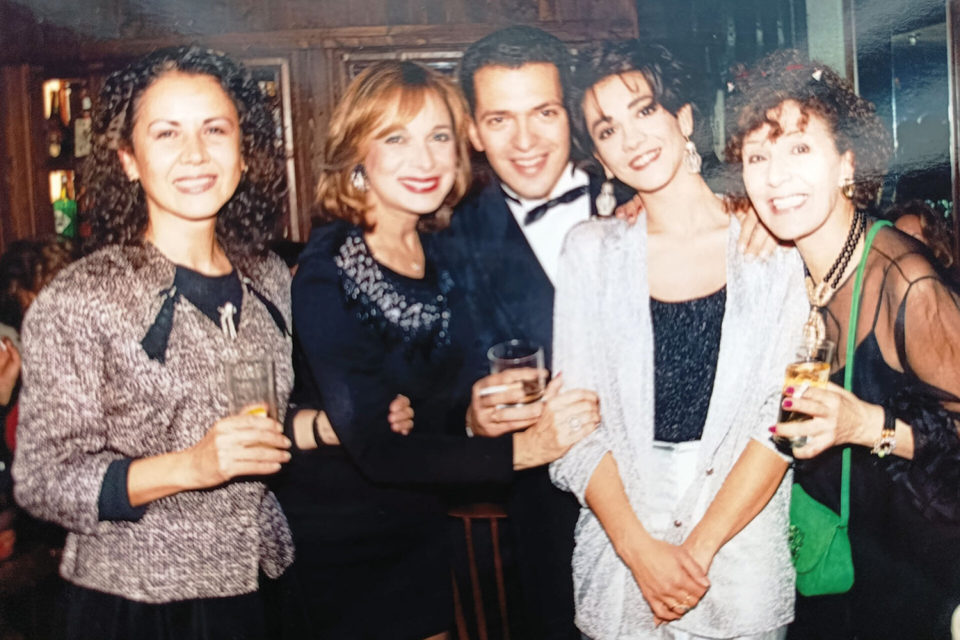 Η Άννα Φόνσου με τον φωτογράφο Γιώργο Καλφαμανώλη και τη συγγραφέα Μανίνα Ζουμπουλάκη | Bar Rolls, 1991