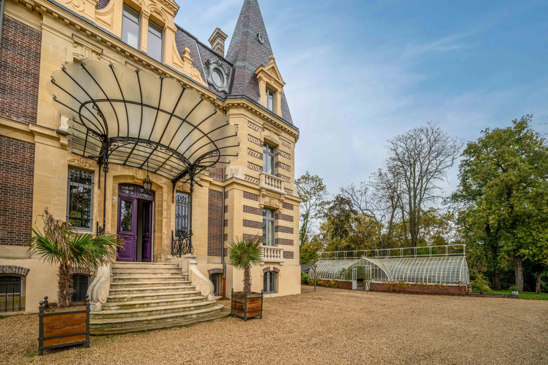 H εξωτερική αυλή του πύργου Le Beau Chene 