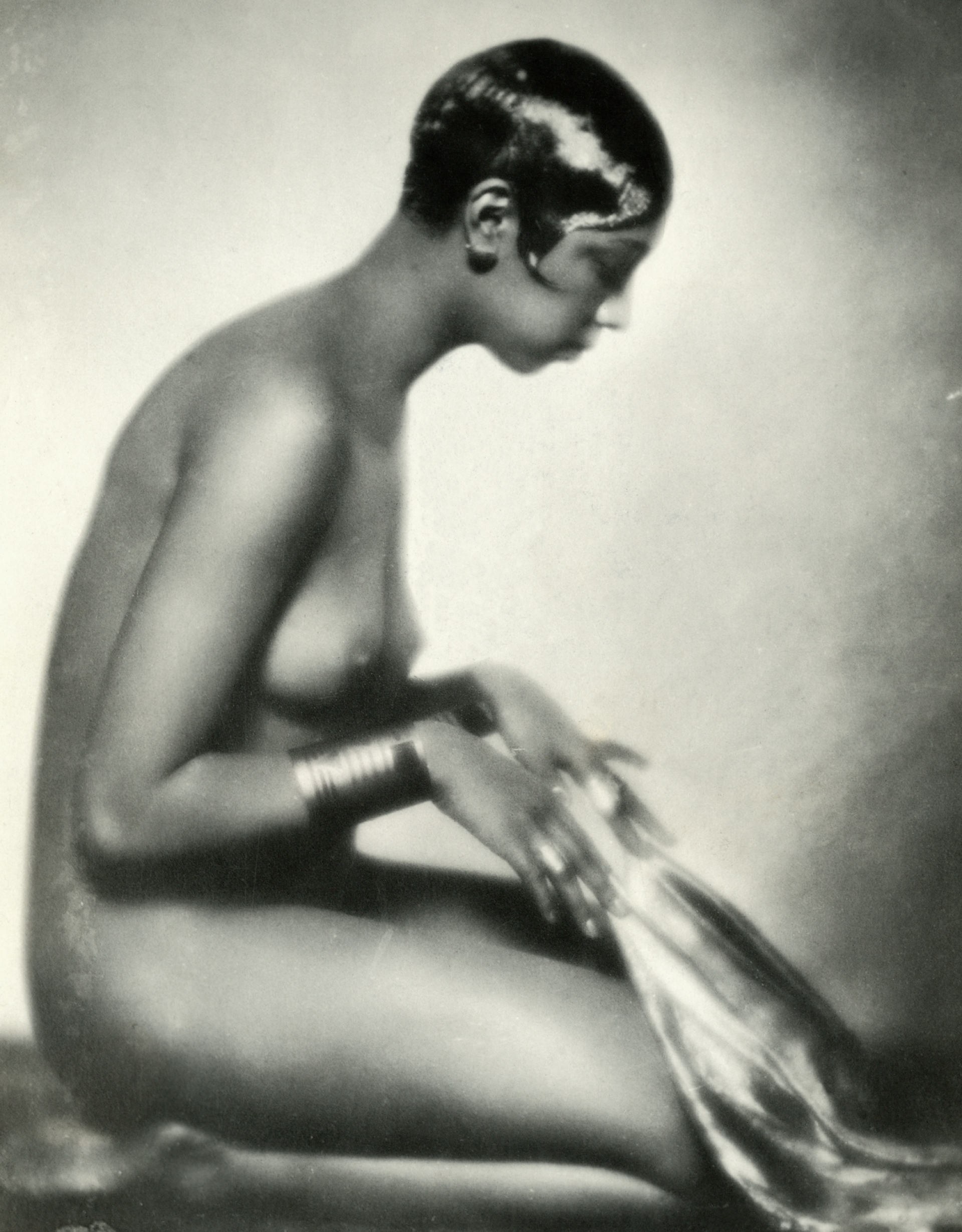 H Jazz Performer Josephine Baker, γυμνή κρατώντας ένα φουλάρι @Getty Images