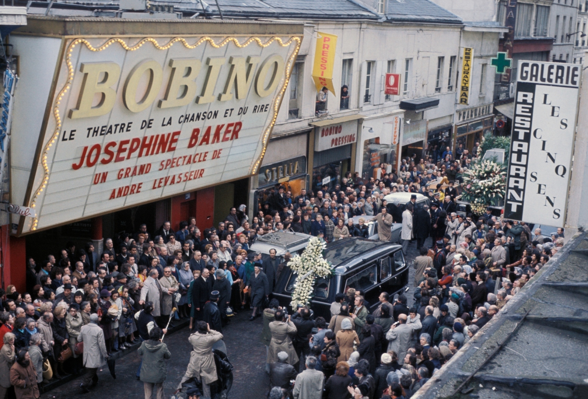 Η κηδεία της Josephine Baker τον Απρίλιο του 1975. H σορός της περνάει έξω από το θέατρο Bobino όπου είχε δώσει και τη τελευταία της παράσταση. (Photo by Daniel SIMON/Michel ARTAULT/Gamma-Rapho via Getty Images)