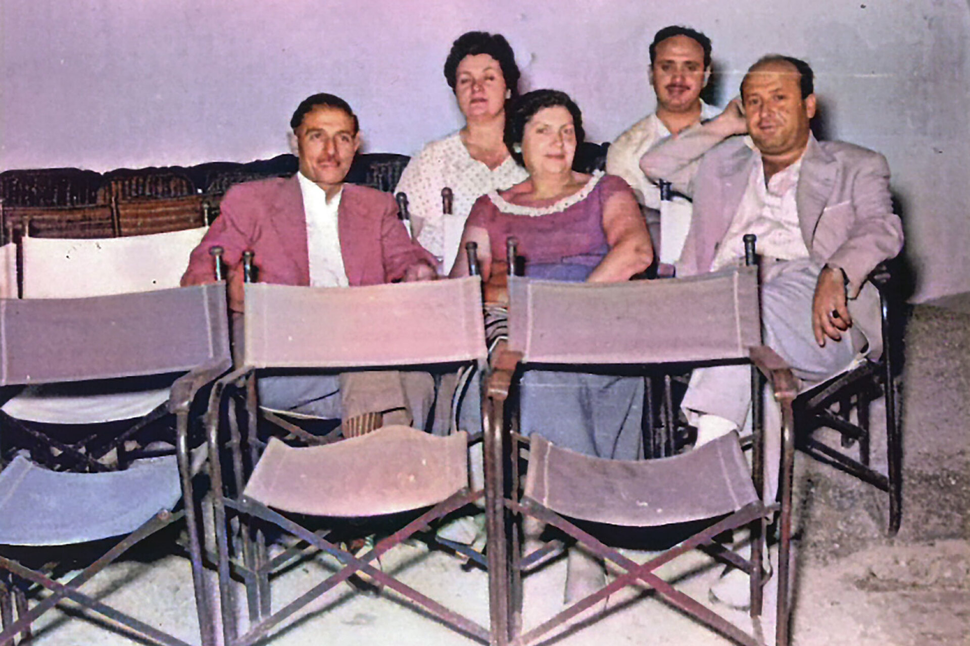 Στις καρέκλες του κινηματοθεάτρου διακρίνονται οι Διονύσης, Γιάννης και Αθηνά Πανά