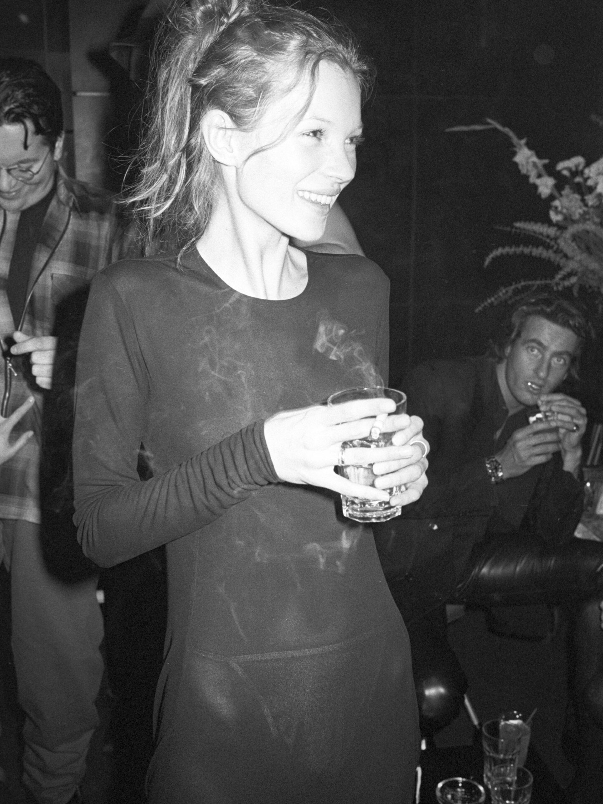 Η Κέιτ Μος στο πάρτι για τα 19α γενέθλιά της στο μπαρ The Sound Factory, 18 Ιανουαρίου 1993, Νέα Υόρκη