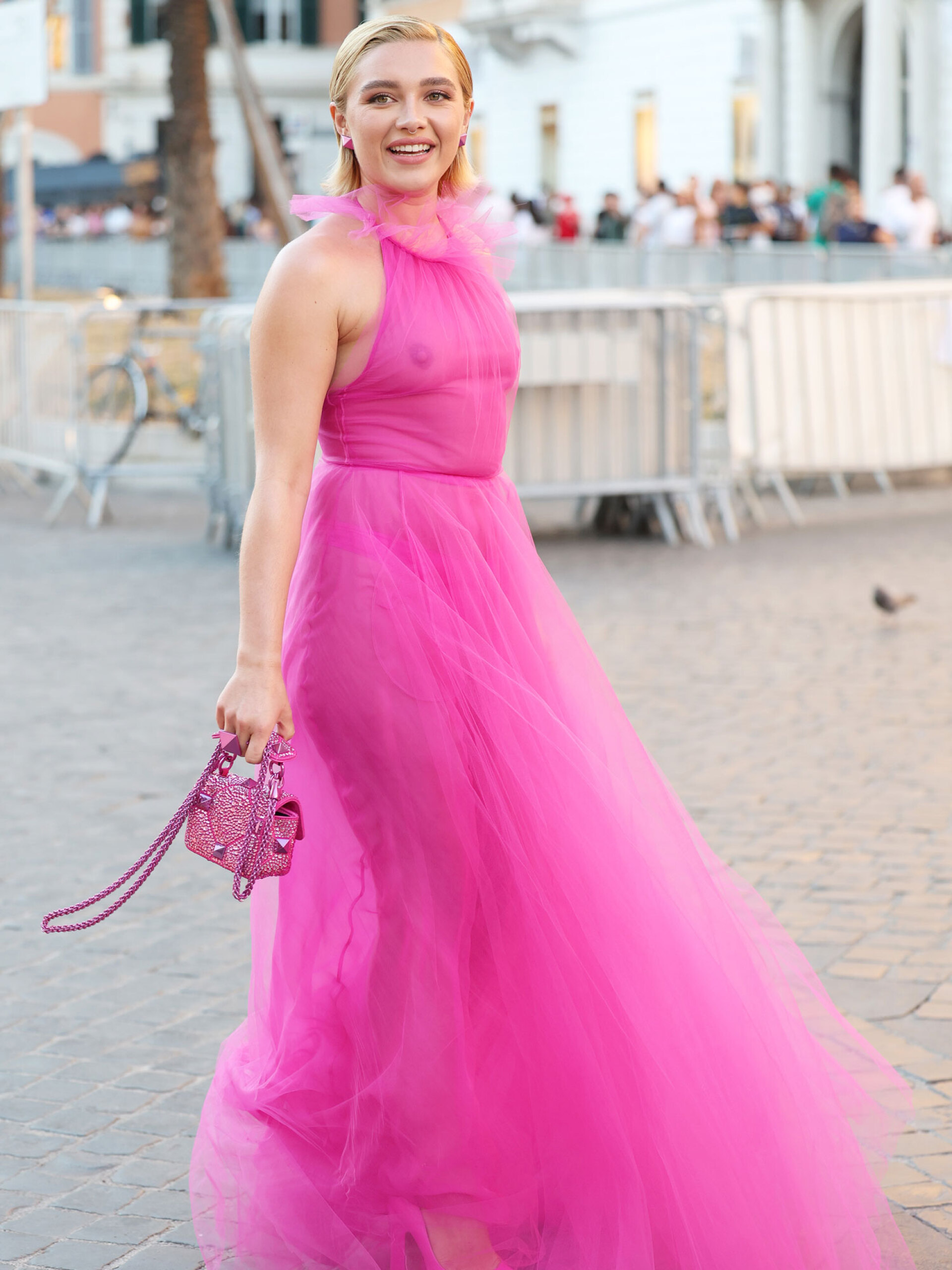 Η Φλόρενς Πιου καταφθάνει στο σόου Valentino Haute Couture Φθινόπωρο/Χειμώνας 2022–2023, 8 Ιουλίου 2022, Ρώμη