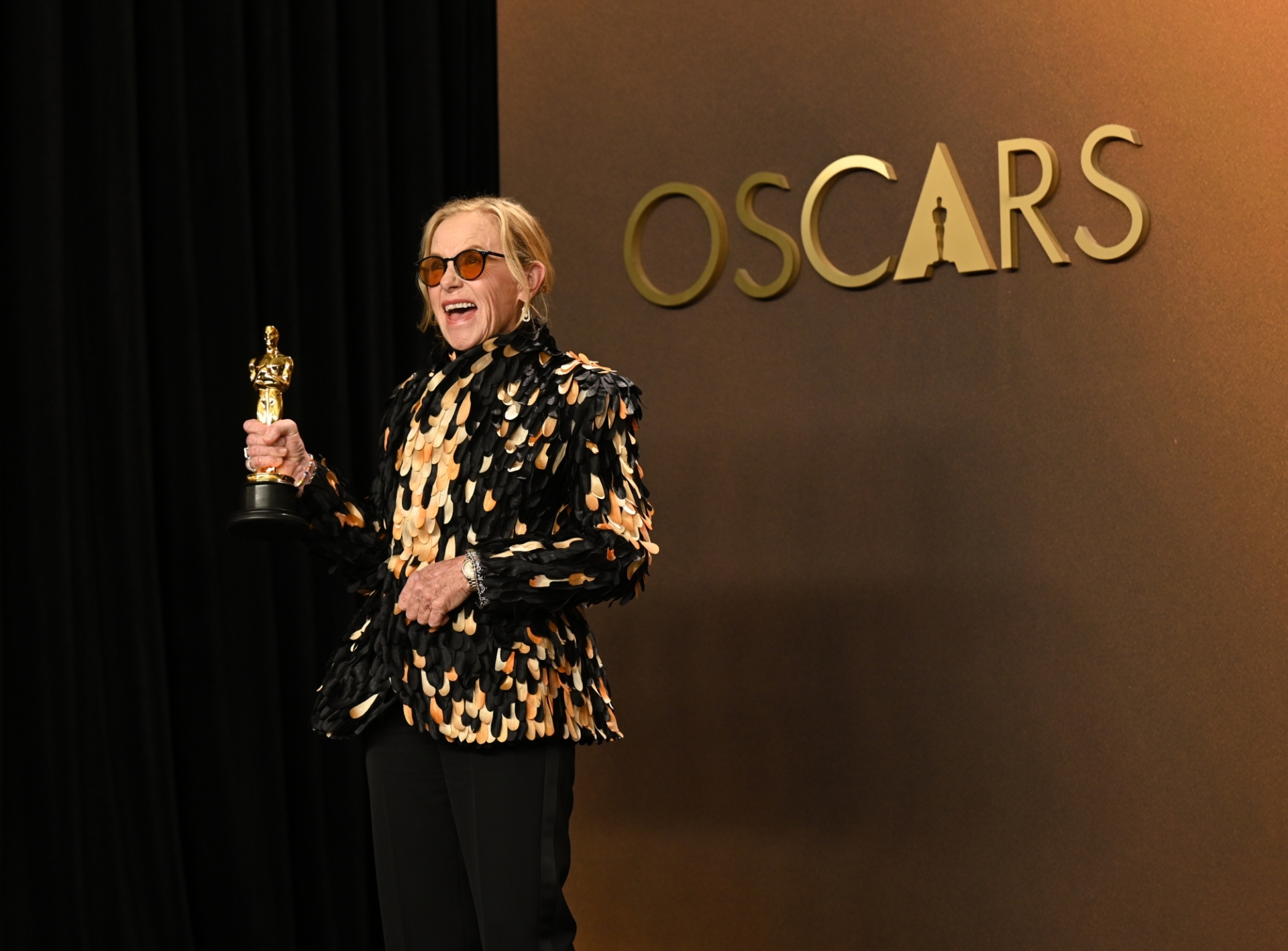 Η Έιμι Μάντιγκαν με Dior/ Photo by Gilbert Flores/Penske Media via Getty Images