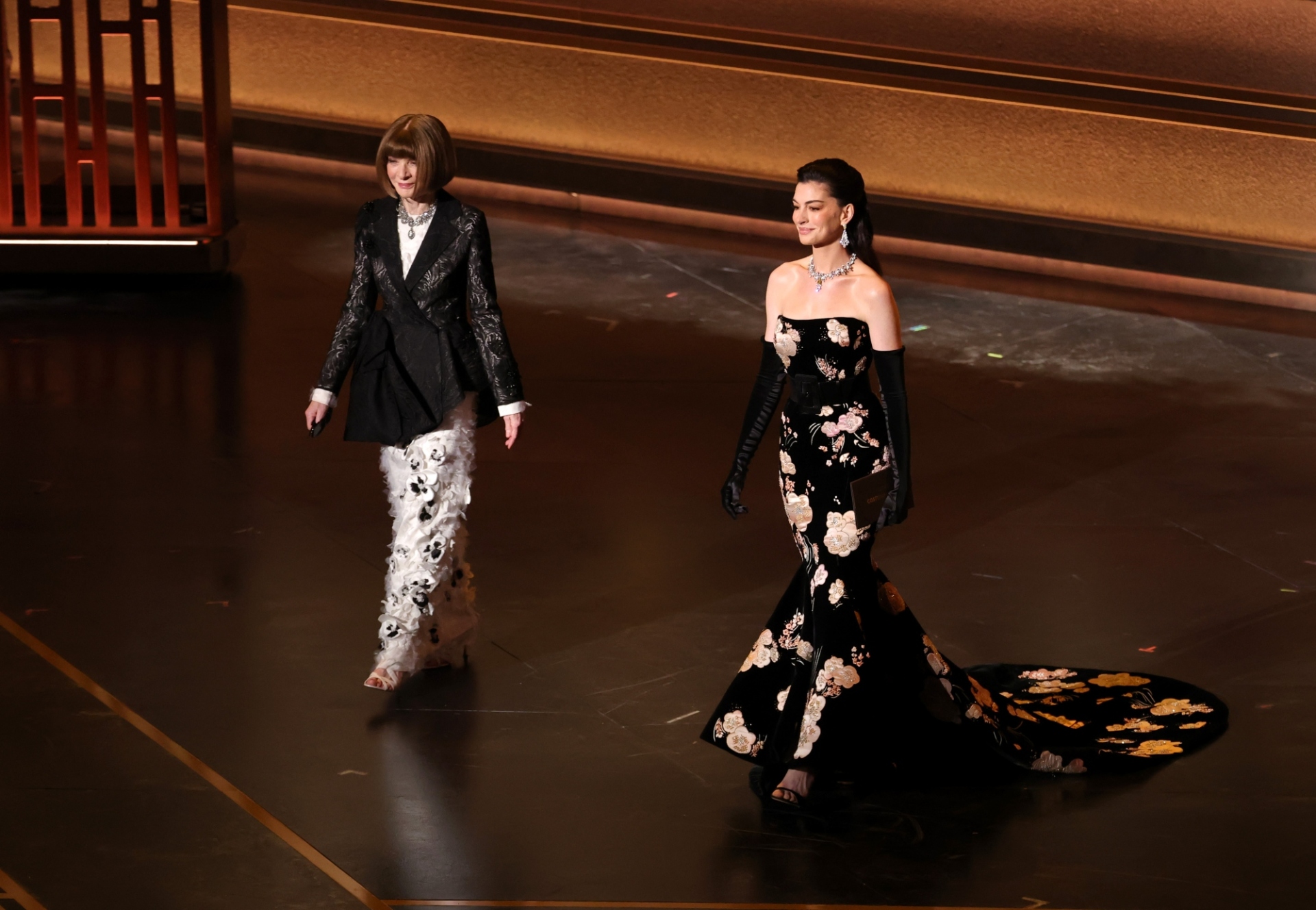 H Άννα Γουίντορ με Prada και η Αν Χάθαγουεϊ με Prada/ Photo by Kevin Winter/Getty Images