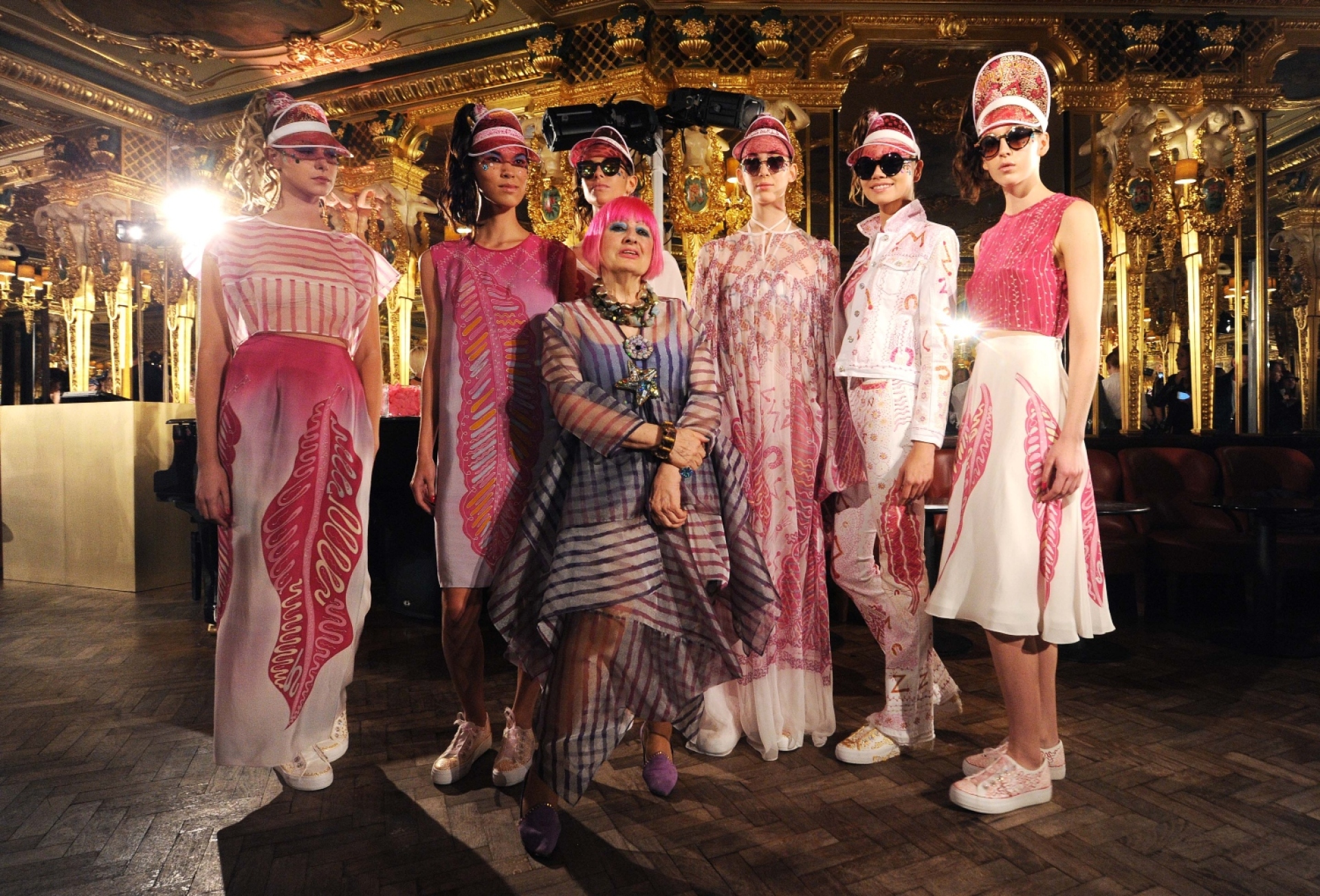 H Zandra Rhodes μετά από επίδειξη