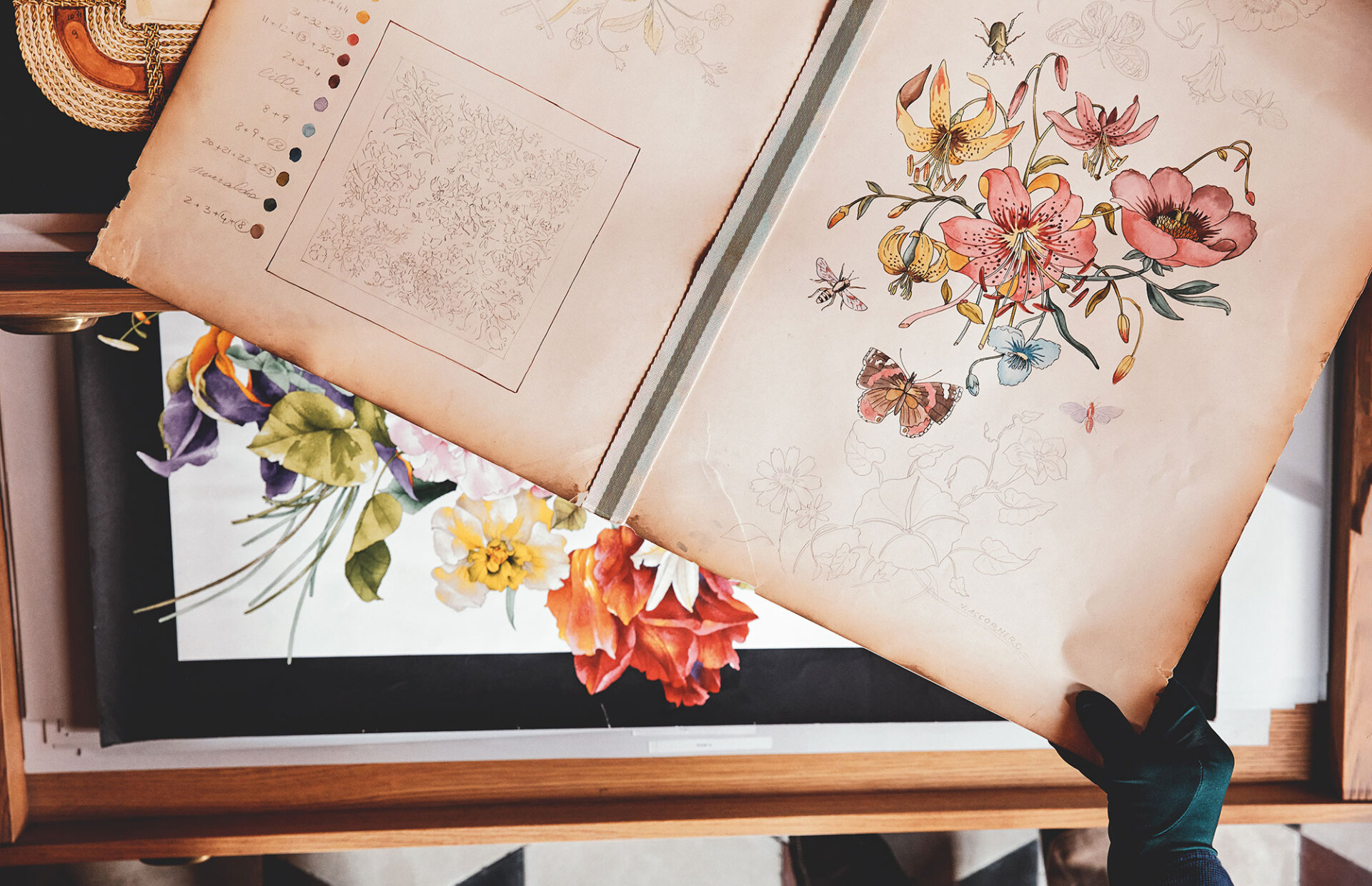 Παρατηρώντας ένα πρωτότυπο ζωγραφικό σχέδιο στα Αρχεία του Οίκου Gucci στη Φλωρεντία