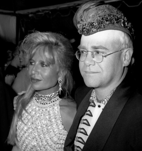 Με τον Elton John  τον Μάρτιο του 1990  στην Καλιφόρνια