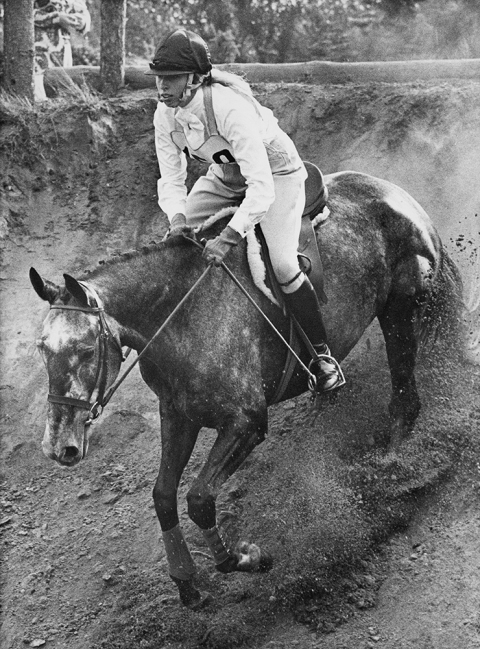 Η πριγκίπισσα Άννα διαγωνίζεται στο αρχάριο πολιτικό τμήμα των μονοήμερων δοκιμών του στρατού στο Tweseldown, το 1971, ιππεύοντας το Collingwood, ένα από τα άλογα της Βασίλισσας. © Central Press/Hulton Archive/Getty Images