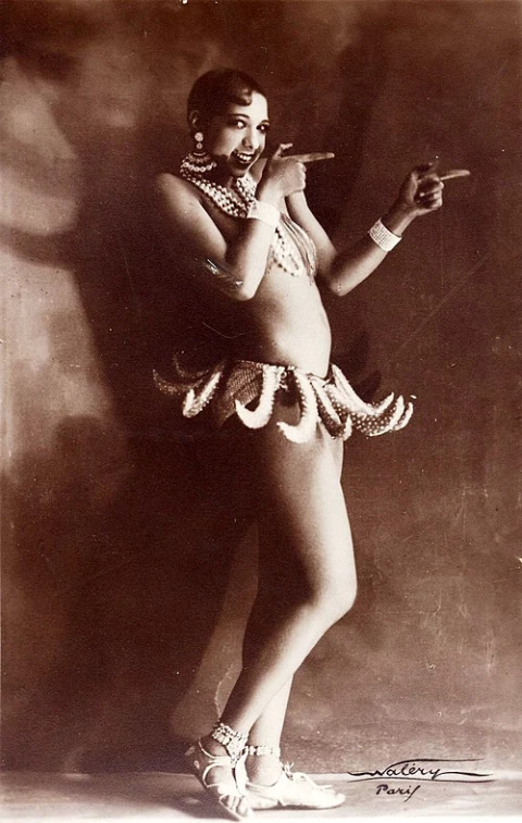 Η Baker το 1927, φορώντας το θρυλικό banana costume με τα μαργαριτάρια  στο λαιμό και τη φούστα με τις 16 λαστιχένιες μπανάνες