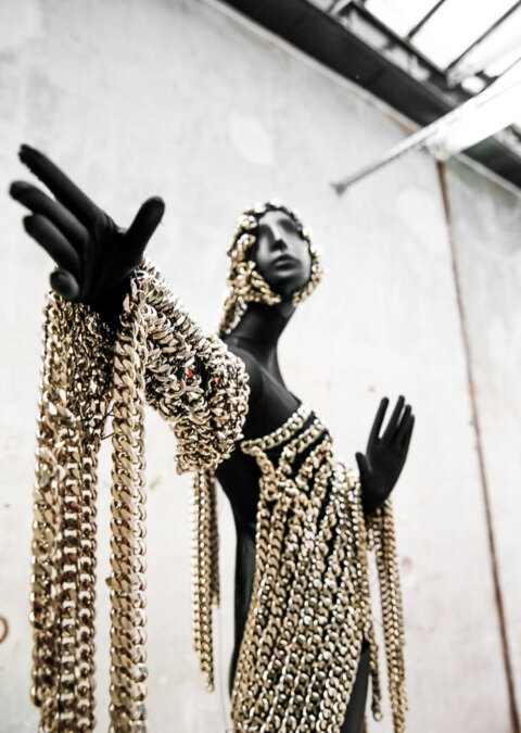 Μανεκέν με ρούχα του Andrea Brocca