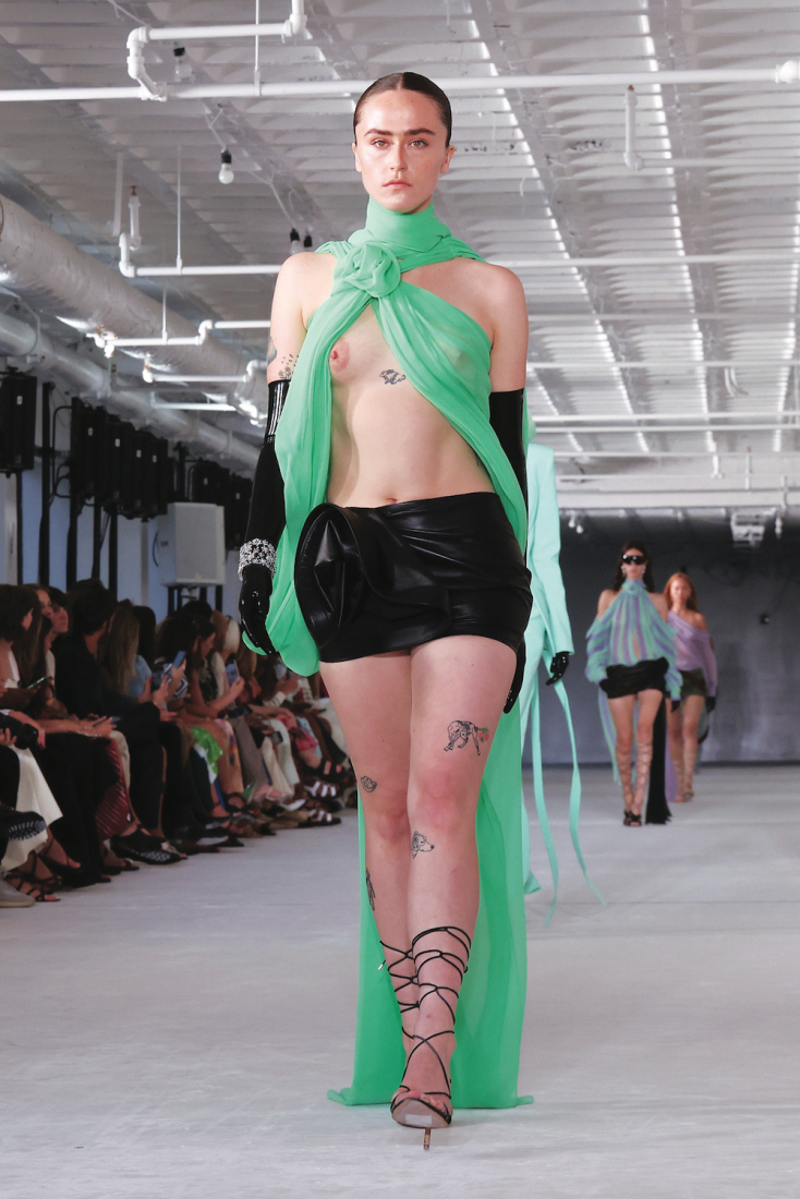 Η Έλα Έμχοφ στην πασαρέλα για το σόου της σεζόν S/S 2023 του οίκου Prabal Gurung, στην Εβδομάδα Μόδας της Νέας Υόρκης 