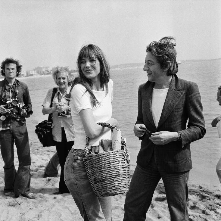 Ο Serge Gainsbourg και η Jane Birkin στην παραλία στις Κάννες κατά τη διάρκεια του Φεστιβάλ Κινηματογράφου το 1974 © Gilbert TOURTE/Gamma-Rapho via Getty Images