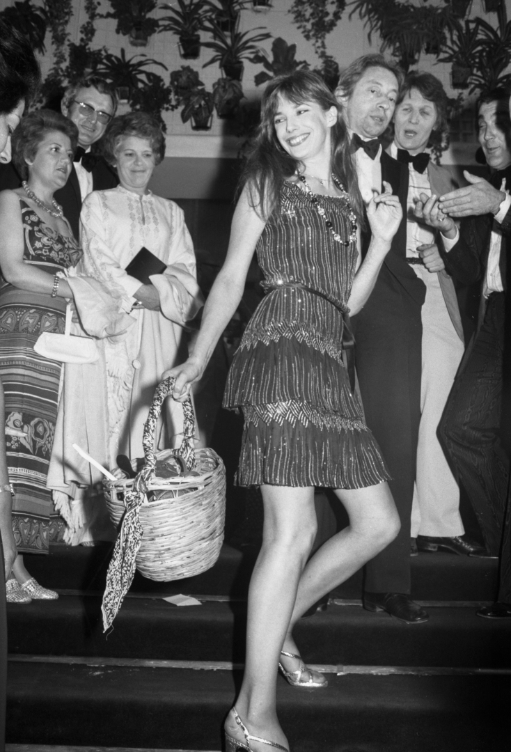 Η Jane Birkin και ο Serge Gainsbourg στην παρουσίαση της ταινίας «Toute Une vie» το 1974 κατά τη διάρκεια του Φεστιβάλ των Καννών © Gilbert GIRIBALDI/Gamma-Rapho via Getty Images