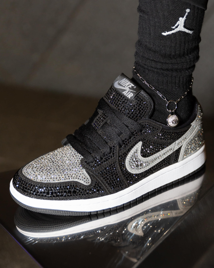 Η Jordan Brand και η Swarovski συνεργάζονται για την κυκλοφορία του γυναικείου AJ1 Retro Low OG