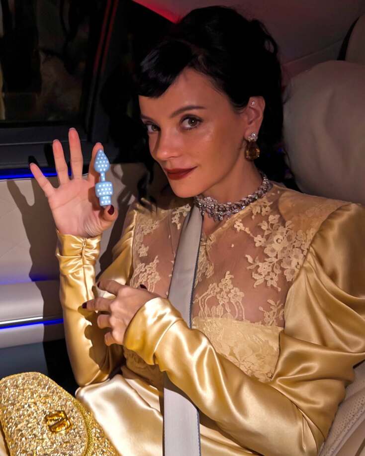 Λίλι Άλεν: Η τραγουδίστρια κυκλοφορεί USB σε σχήμα «παιχνιδιού» ως αναφορά στους στίχους του νέου της άλμπουμ West End Girl - Οι αντιδράσεις των θαυμαστών