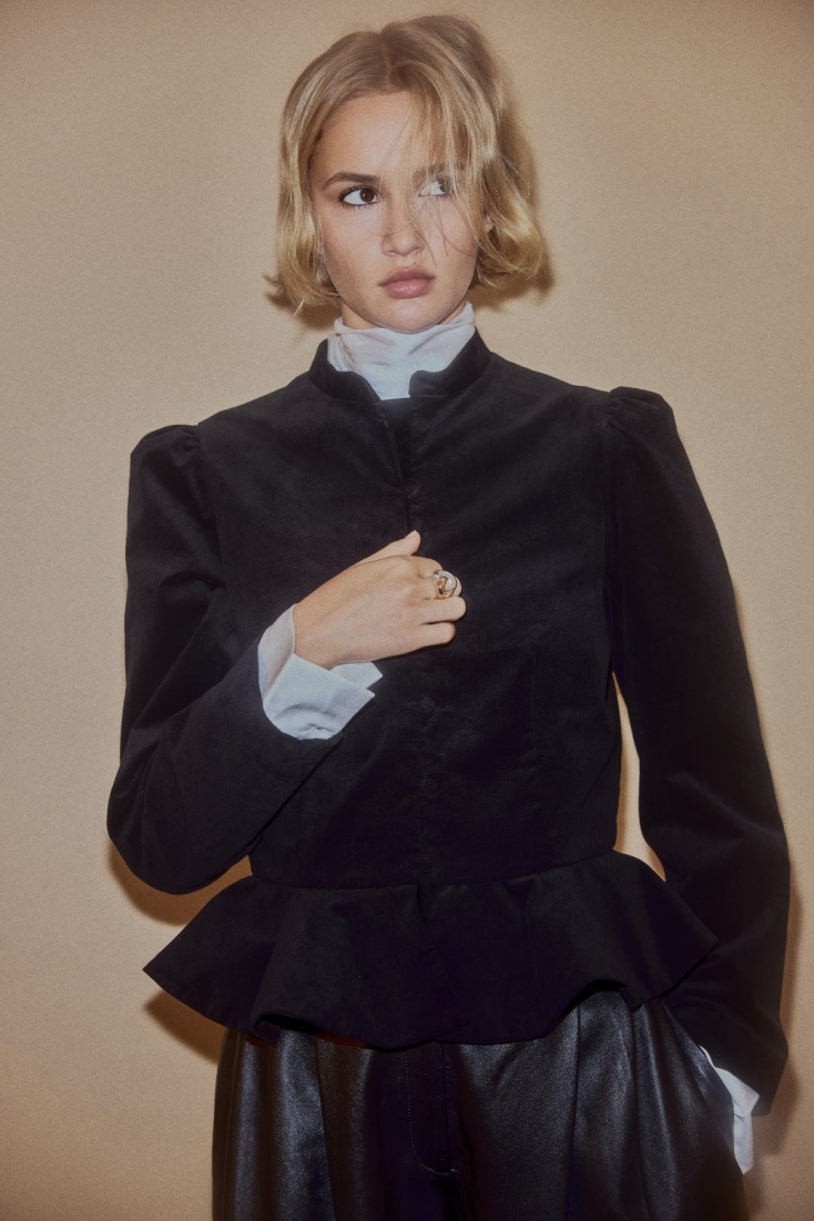 Βελούδινο σακάκι με peplum