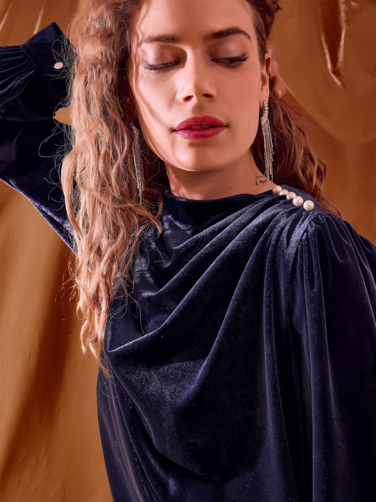 Μπλούζα βελούδινη με σούρες στον ώμο σε σκούρο μπλε