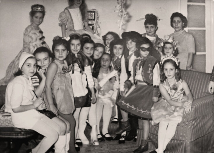 Η Μανίνα Ζουμπουλάκη με την παιδική της παρέα σε αποκριάτικο πάρτι