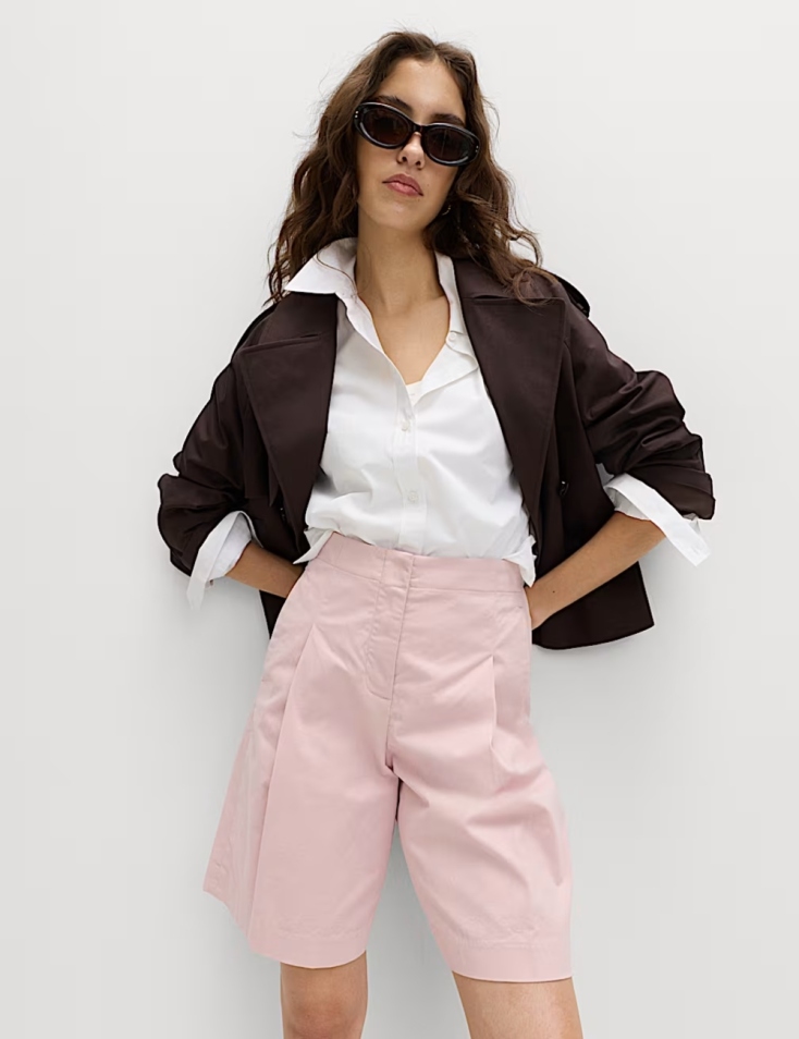 Ψηλόμεση βερμούδα με μπροστινή τσάκιση και υψηλή περιεκτικότητα σε βαμβάκι