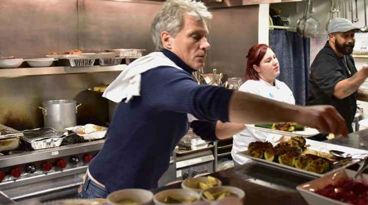 Ο Τζον Μπον Τζόβι στην κουζίνα του JBJ Soul Kitchen