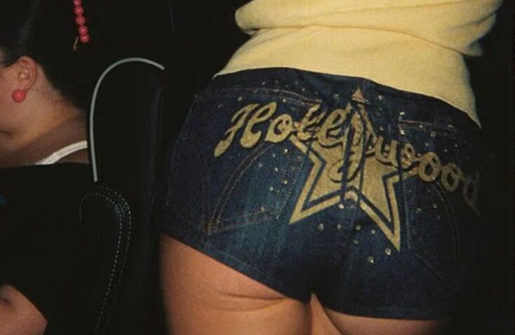 Σαμπρίνα Κάρπεντερ στο Coachella με «Hollywood» hotpants μετά τη συγγνώμη για το αραβικό σχόλιο