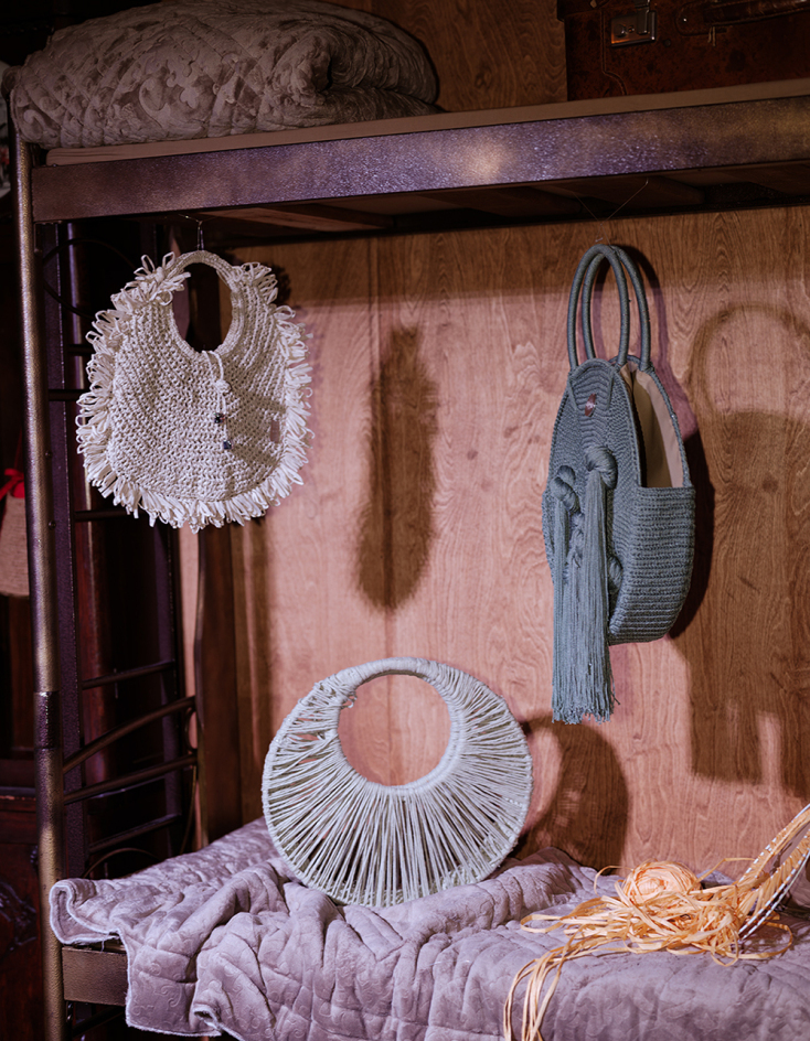 Knott: Το luxury brand με χειροποίητες πλεκτές τσάντες από τη Φλώρα Παρασκευοπούλου.