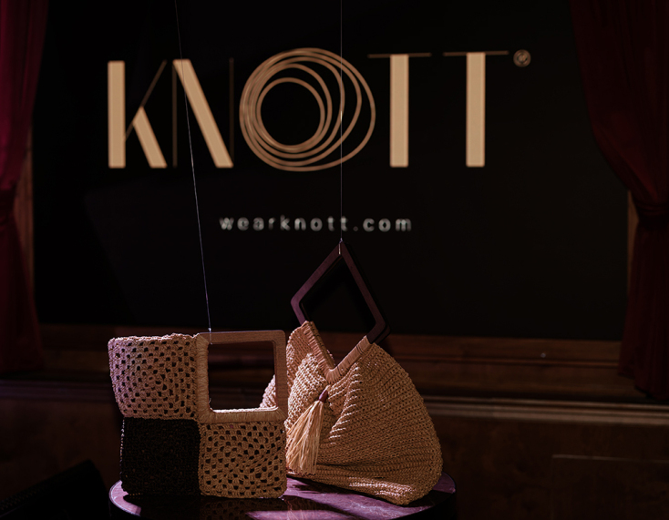 Knott: Το luxury brand με χειροποίητες πλεκτές τσάντες από τη Φλώρα Παρασκευοπούλου.