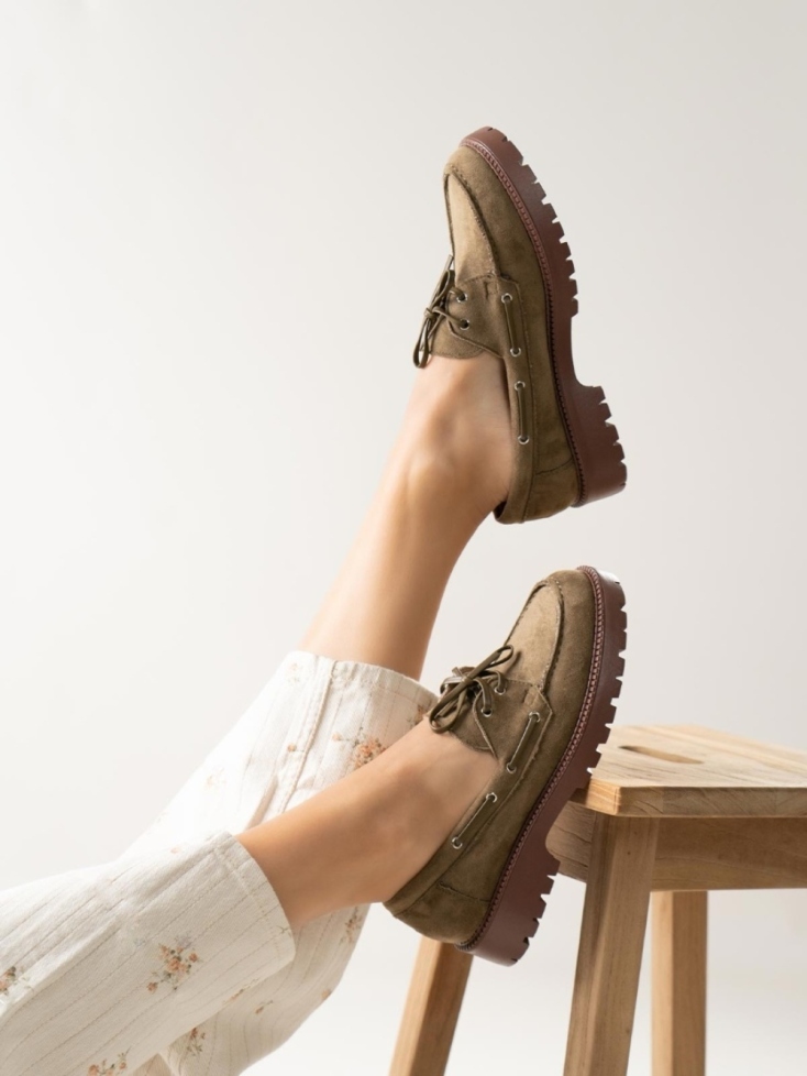 Suede loafers με αγκράφα & στρογγυλή μύτη