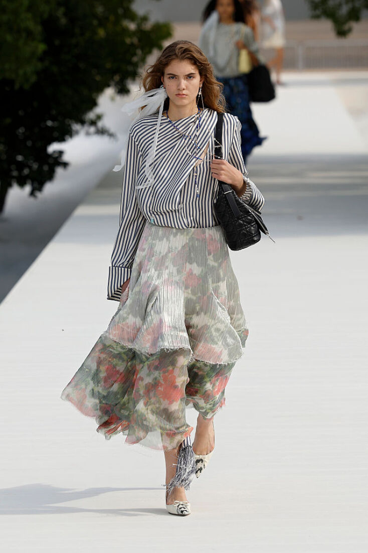 Dior: Διαφάνειες, μεταλλικά παντελόνια και φτερά στην πασαρέλα του Παρισιού