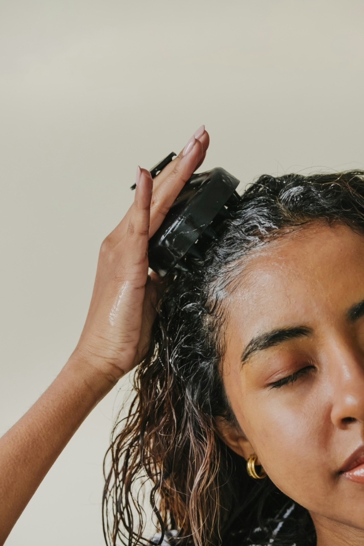 Το TikTok ανακάλυψε το scalp care - Τι κάνουν διαφορετικά οι Κορεάτισσες;